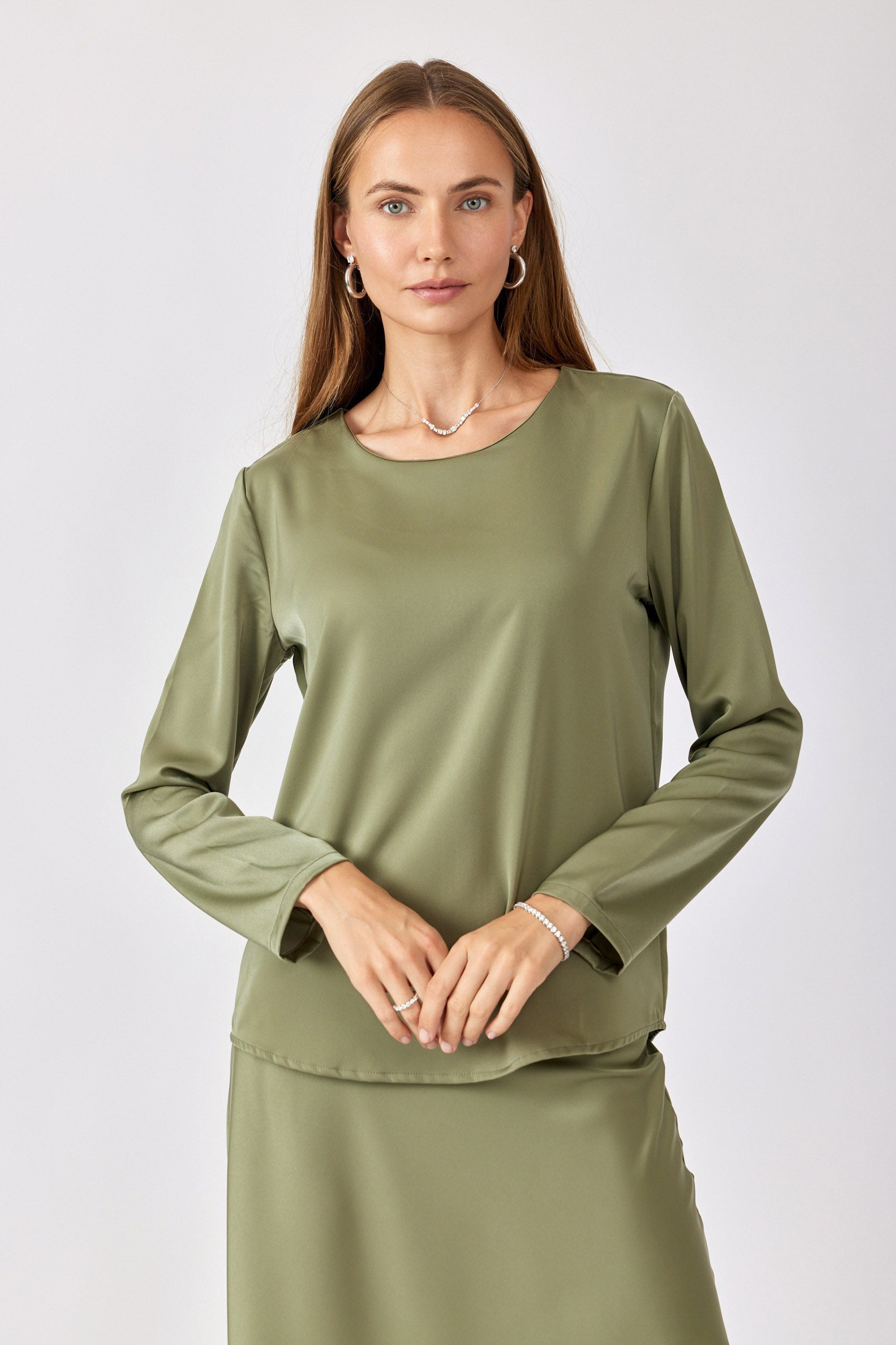 חולצת סאטן ניקי ירוק זית