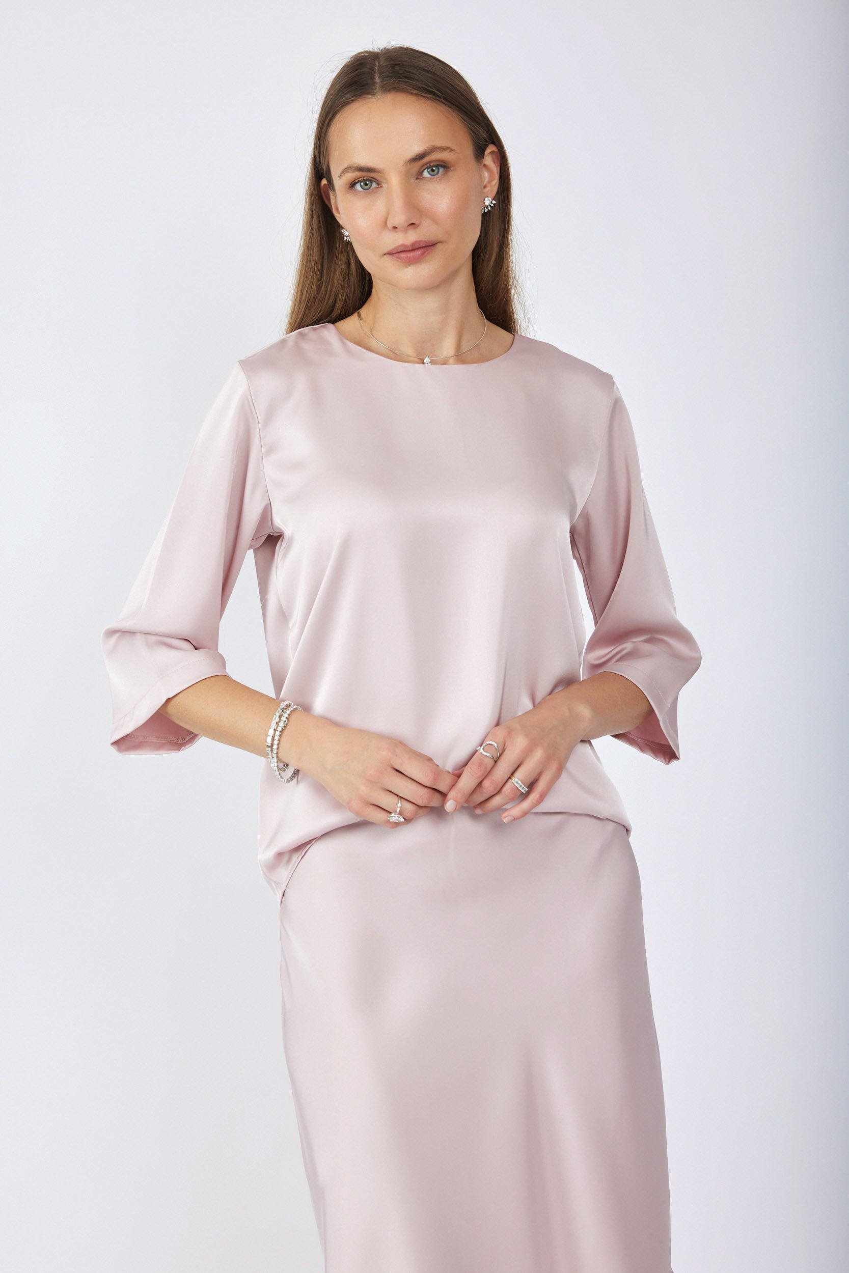 חולצת סאטן ניקי שרוול 3/4