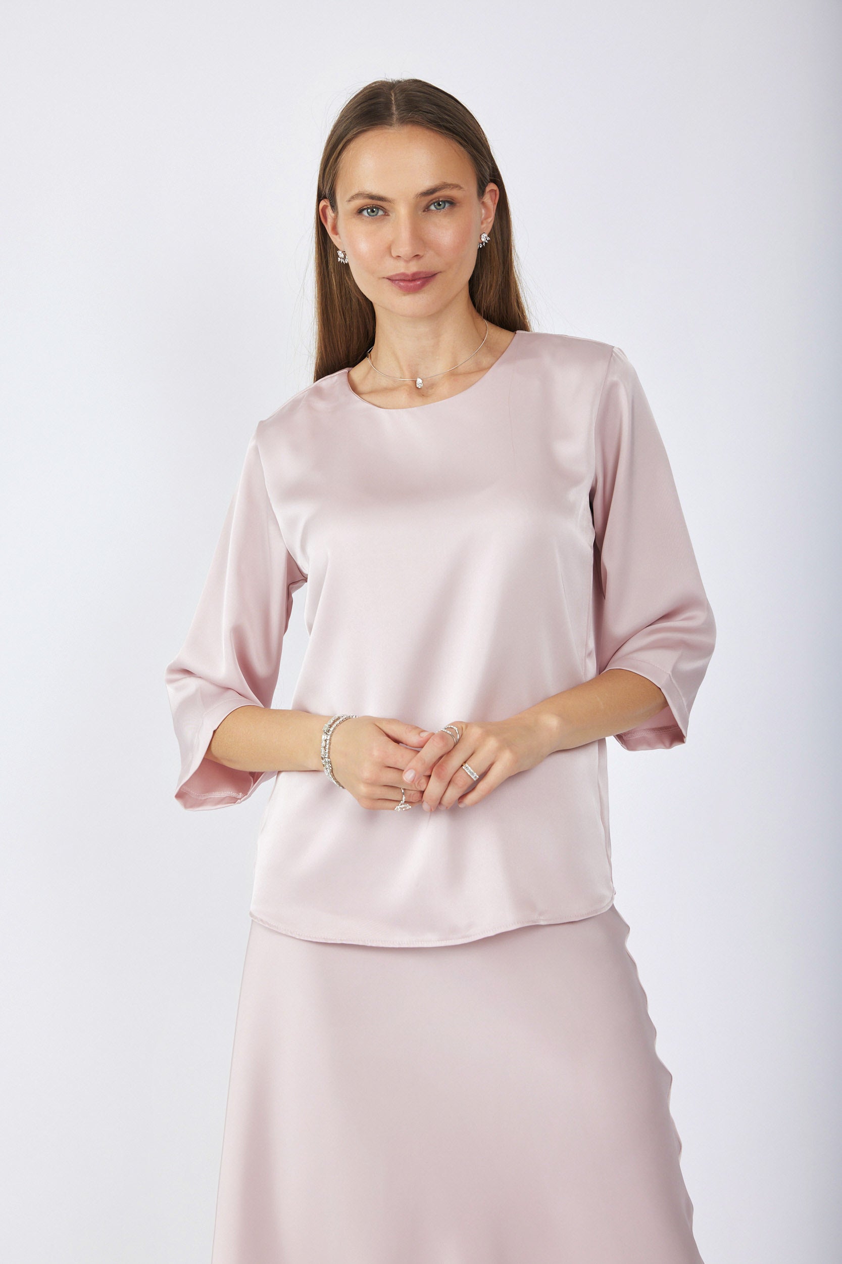 חולצת סאטן ניקי שרוול 3/4