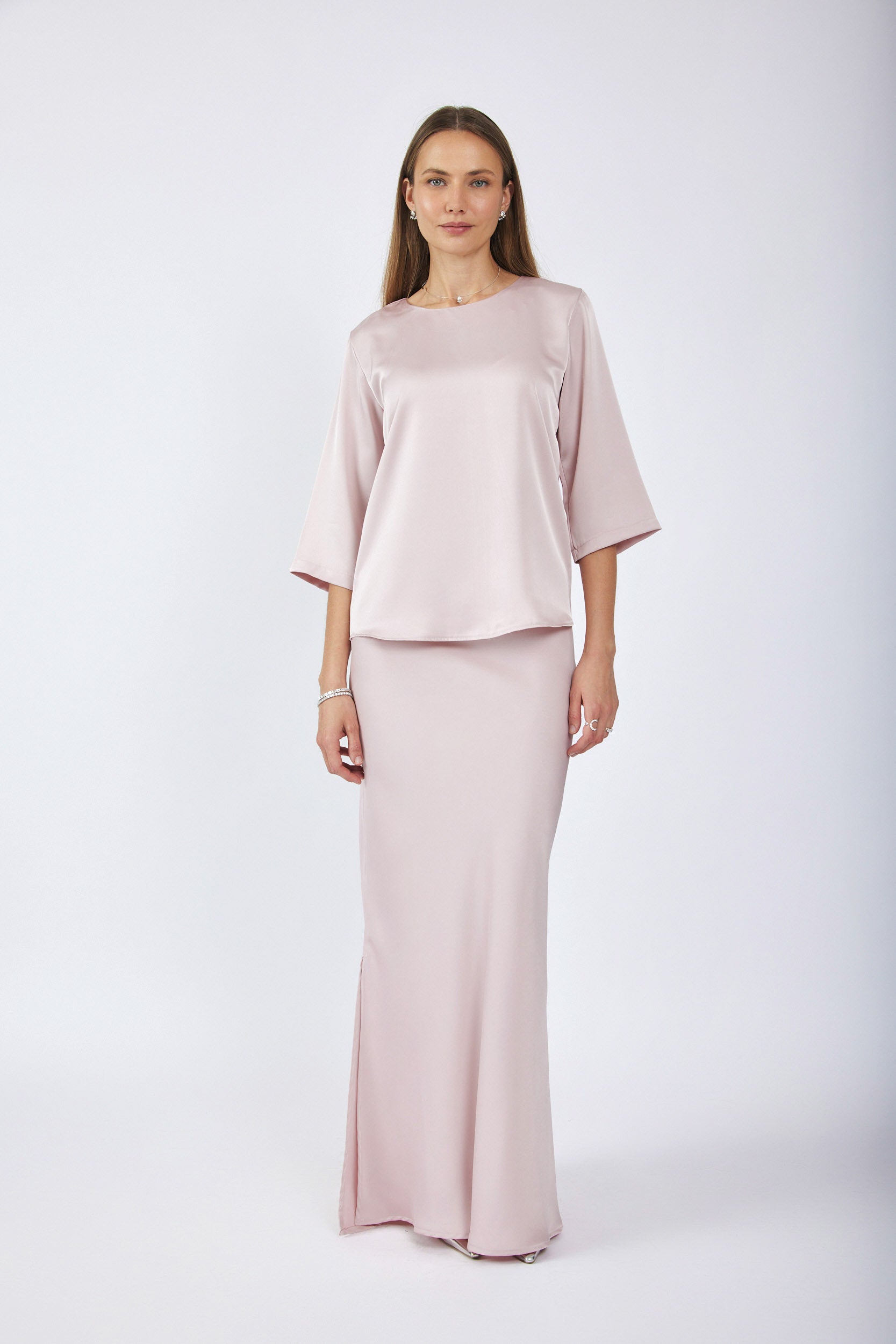 חולצת סאטן ניקי שרוול 3/4