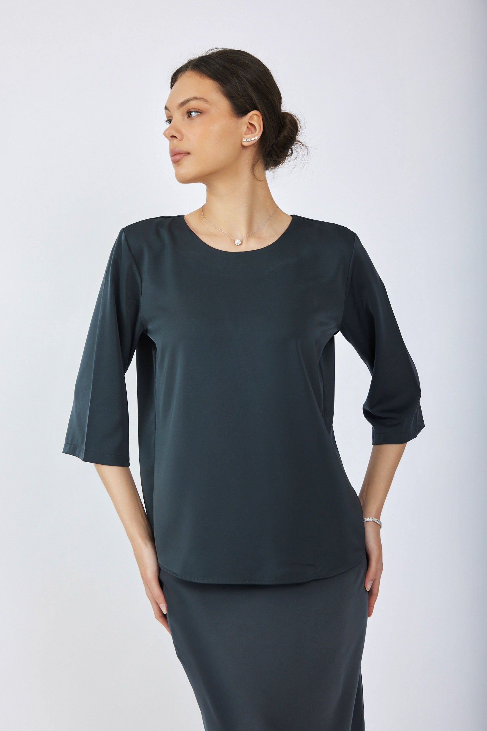 חולצת סאטן ניקי שרוול 3/4