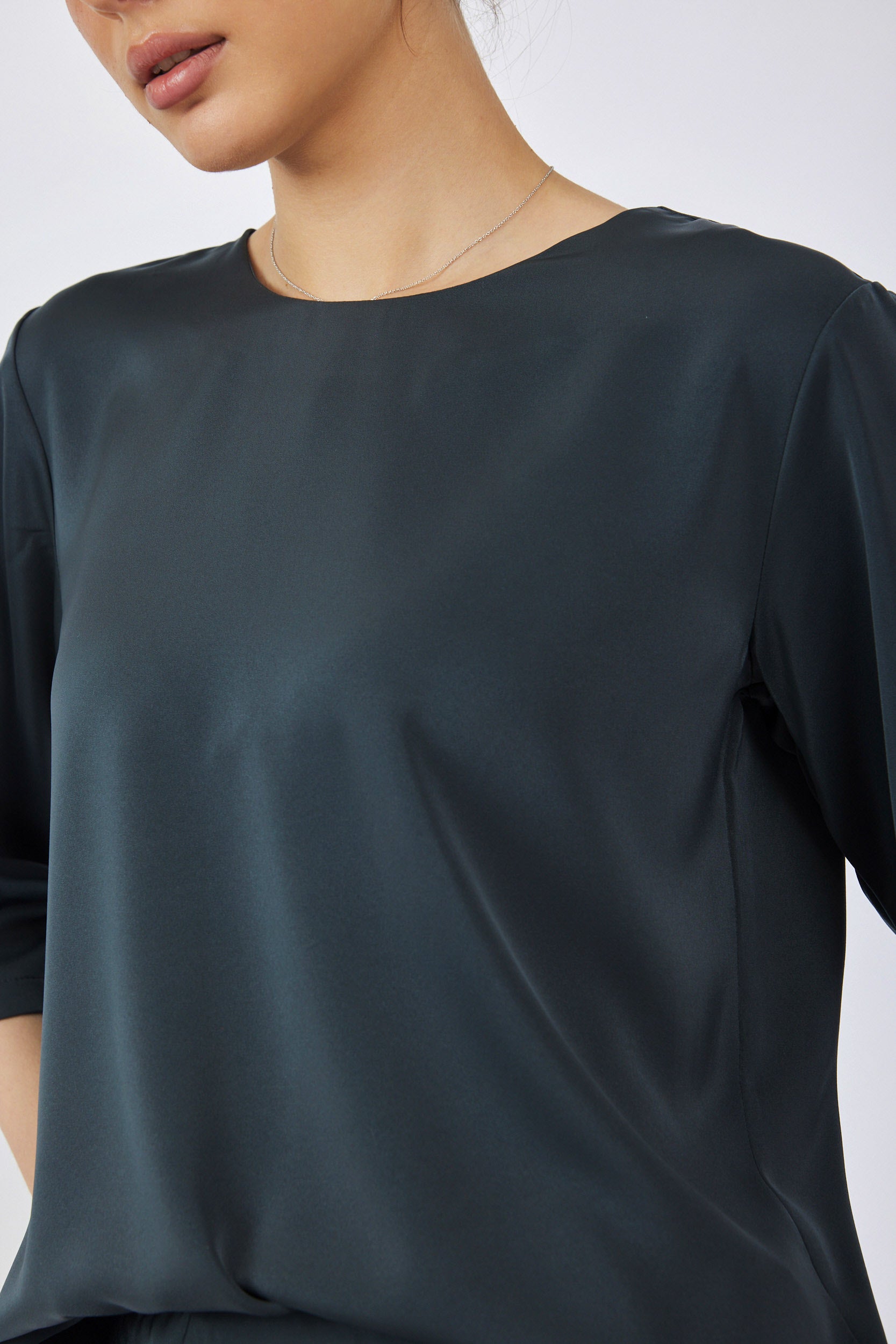 חולצת סאטן ניקי שרוול 3/4