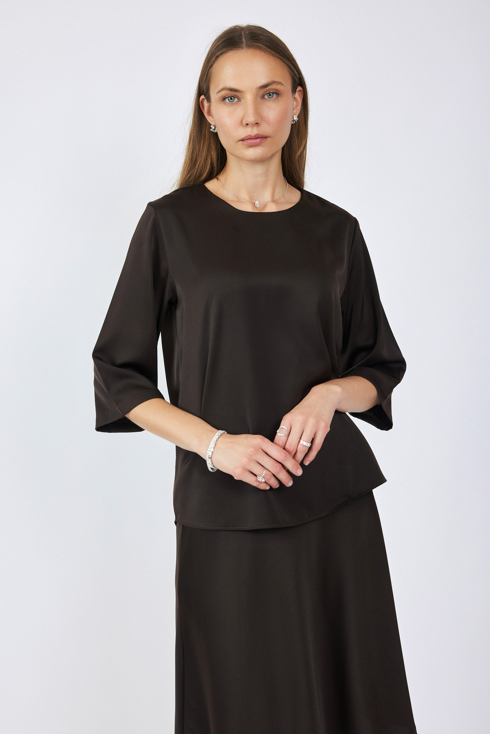 חולצת סאטן ניקי שרוול 3/4