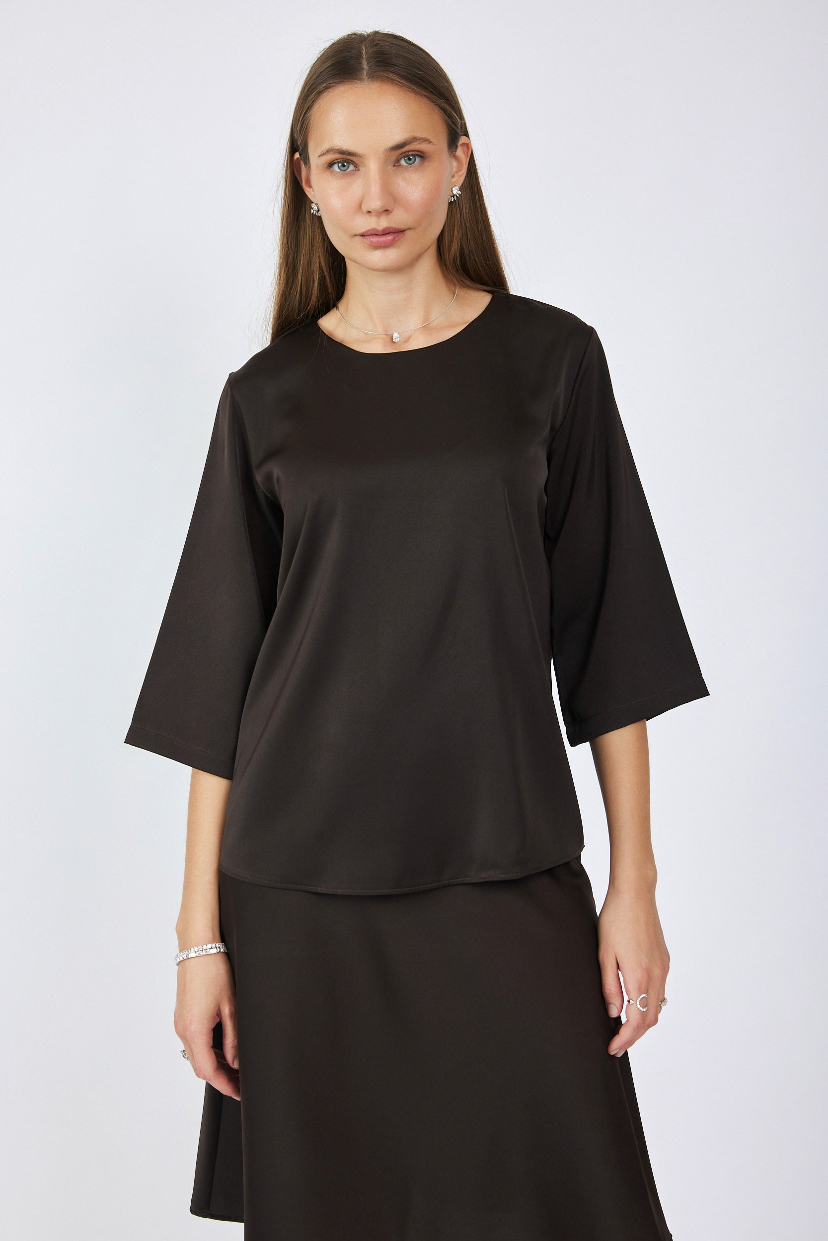 חולצת סאטן ניקי שרוול 3/4