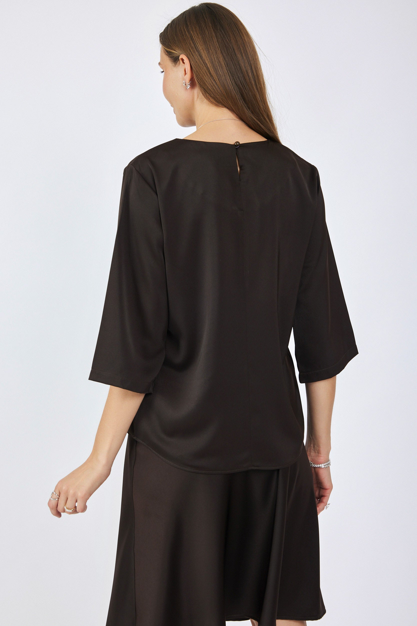 חולצת סאטן ניקי שרוול 3/4