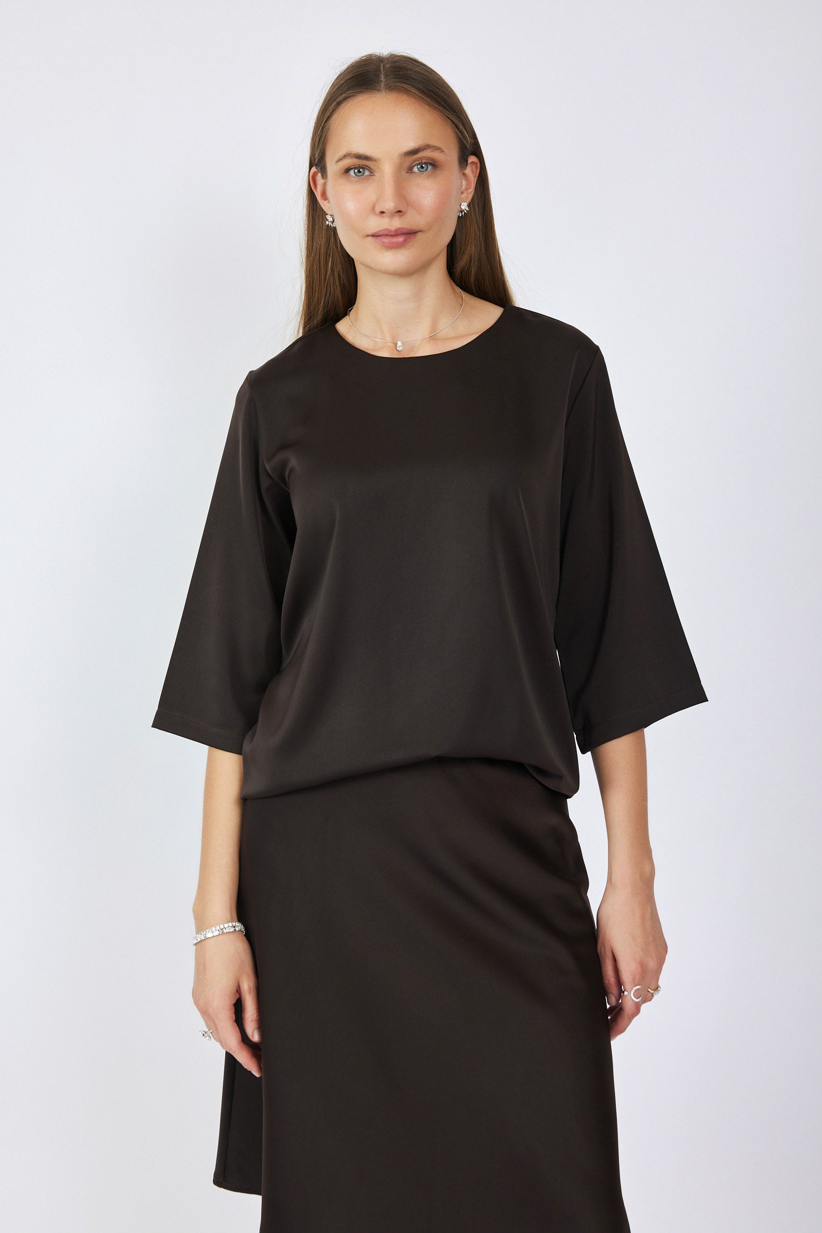 חולצת סאטן ניקי שרוול 3/4