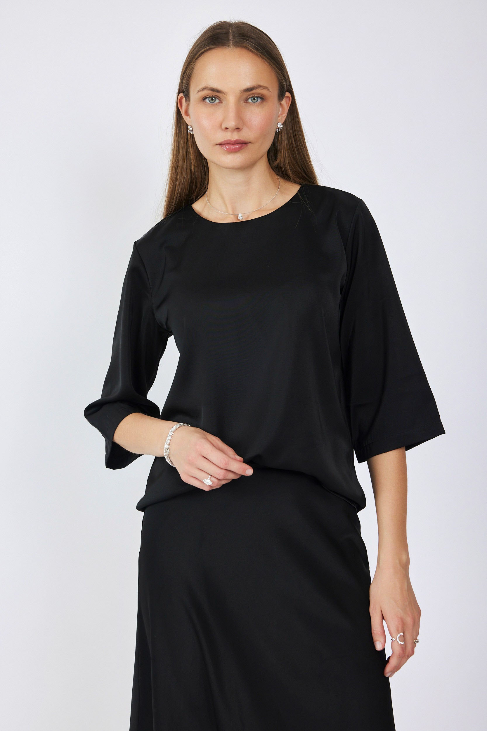 חולצת סאטן ניקי שרוול 3/4