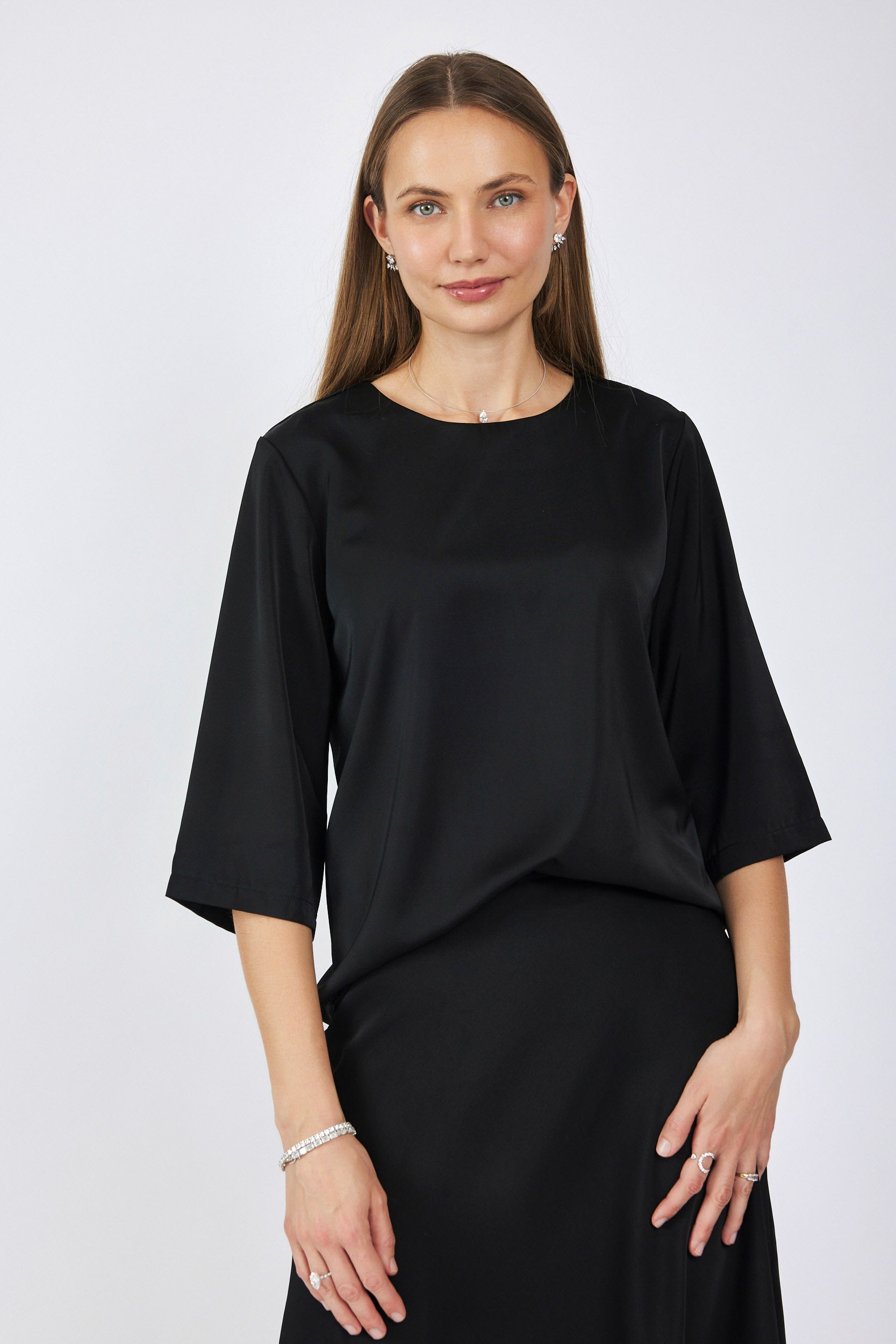 חולצת סאטן ניקי שרוול 3/4