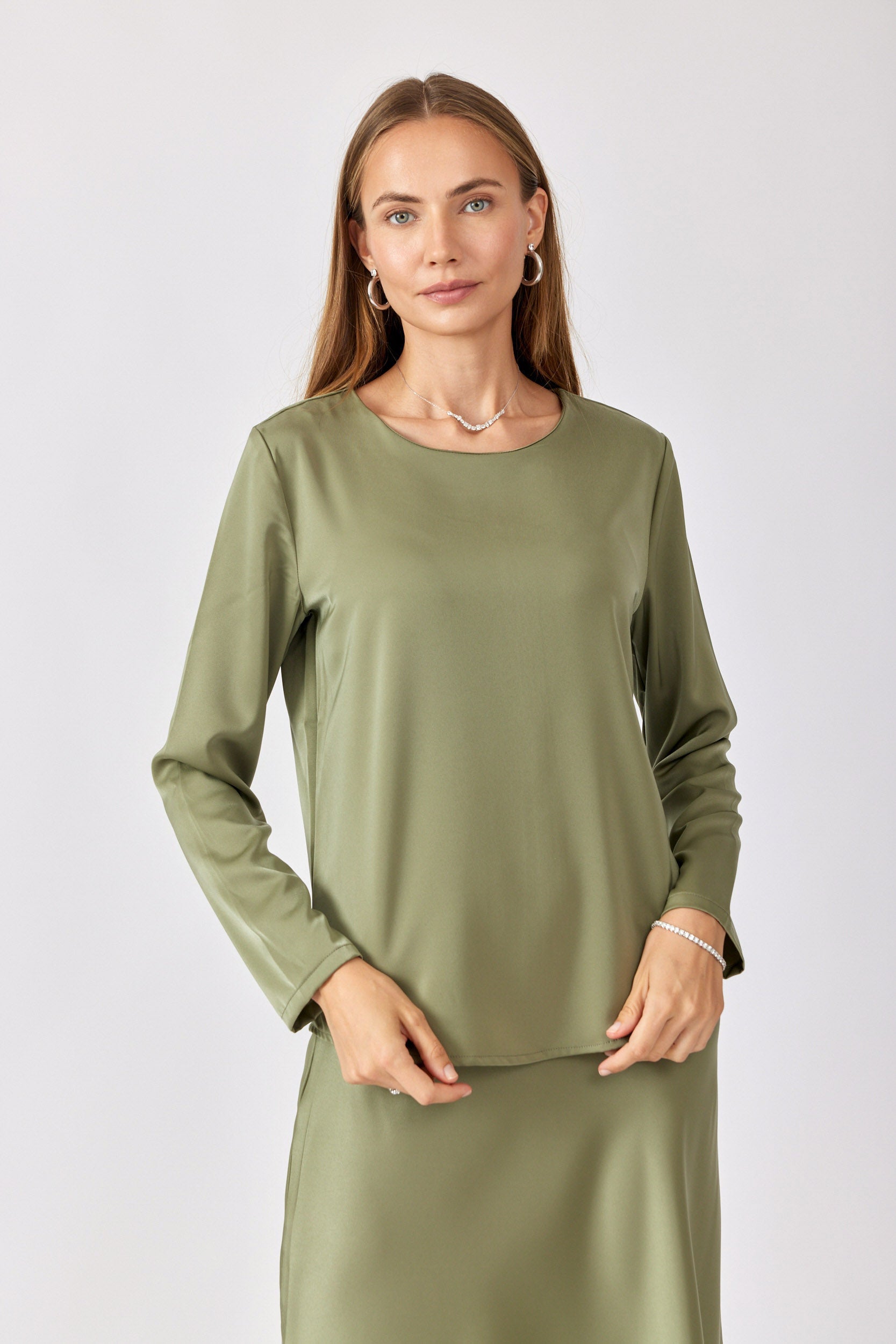 חולצת סאטן ניקי ירוק זית