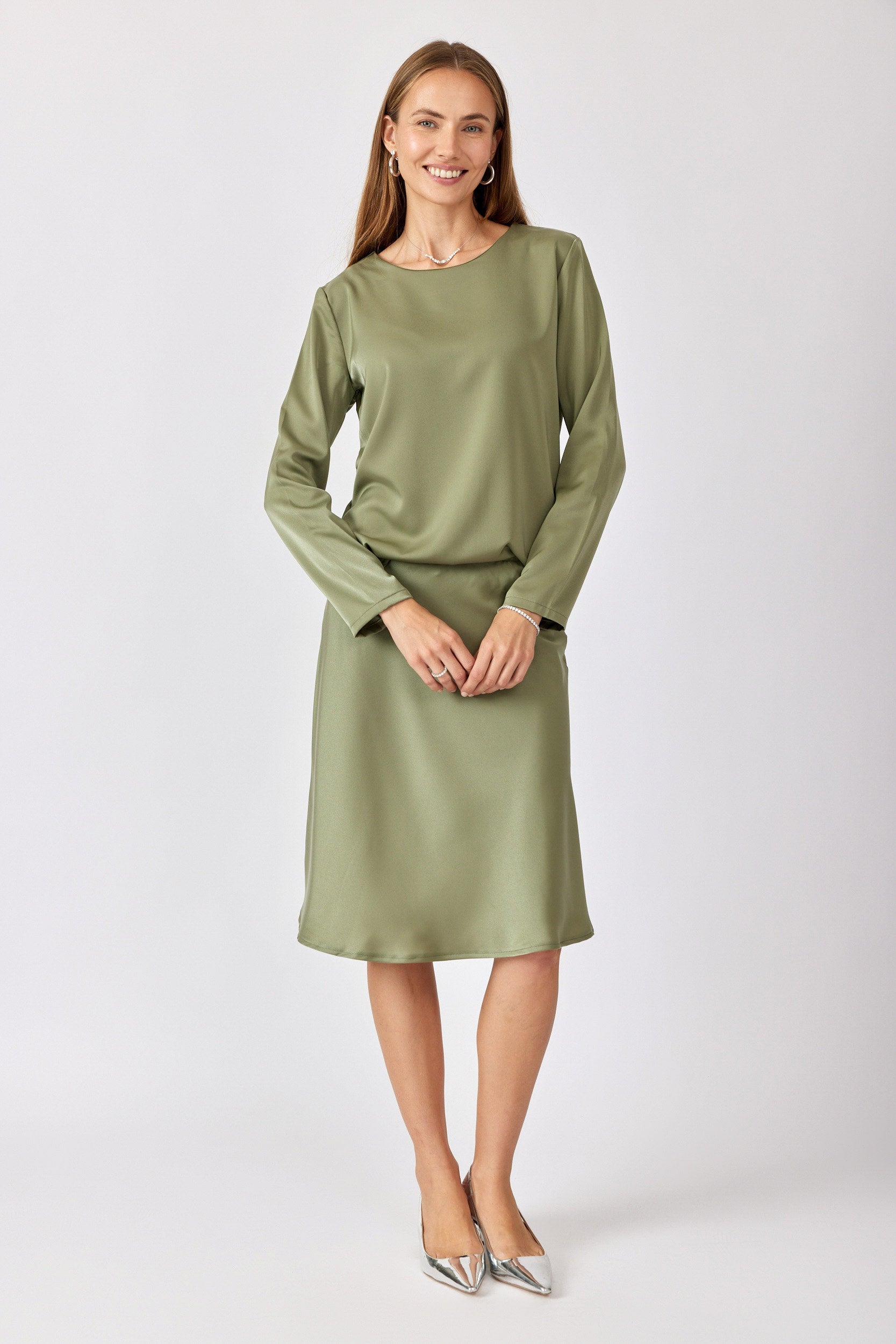 חולצת סאטן ניקי ירוק זית