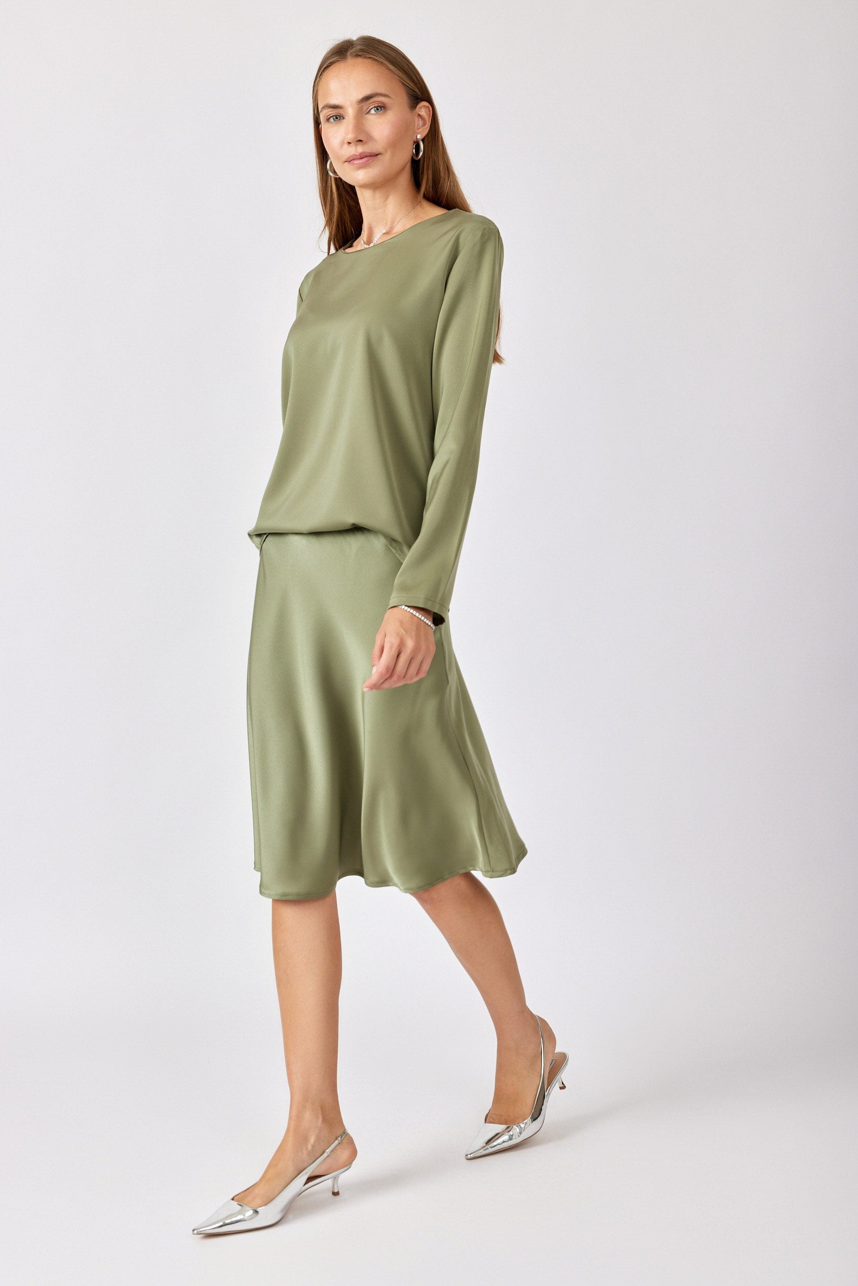 חולצת סאטן ניקי ירוק זית