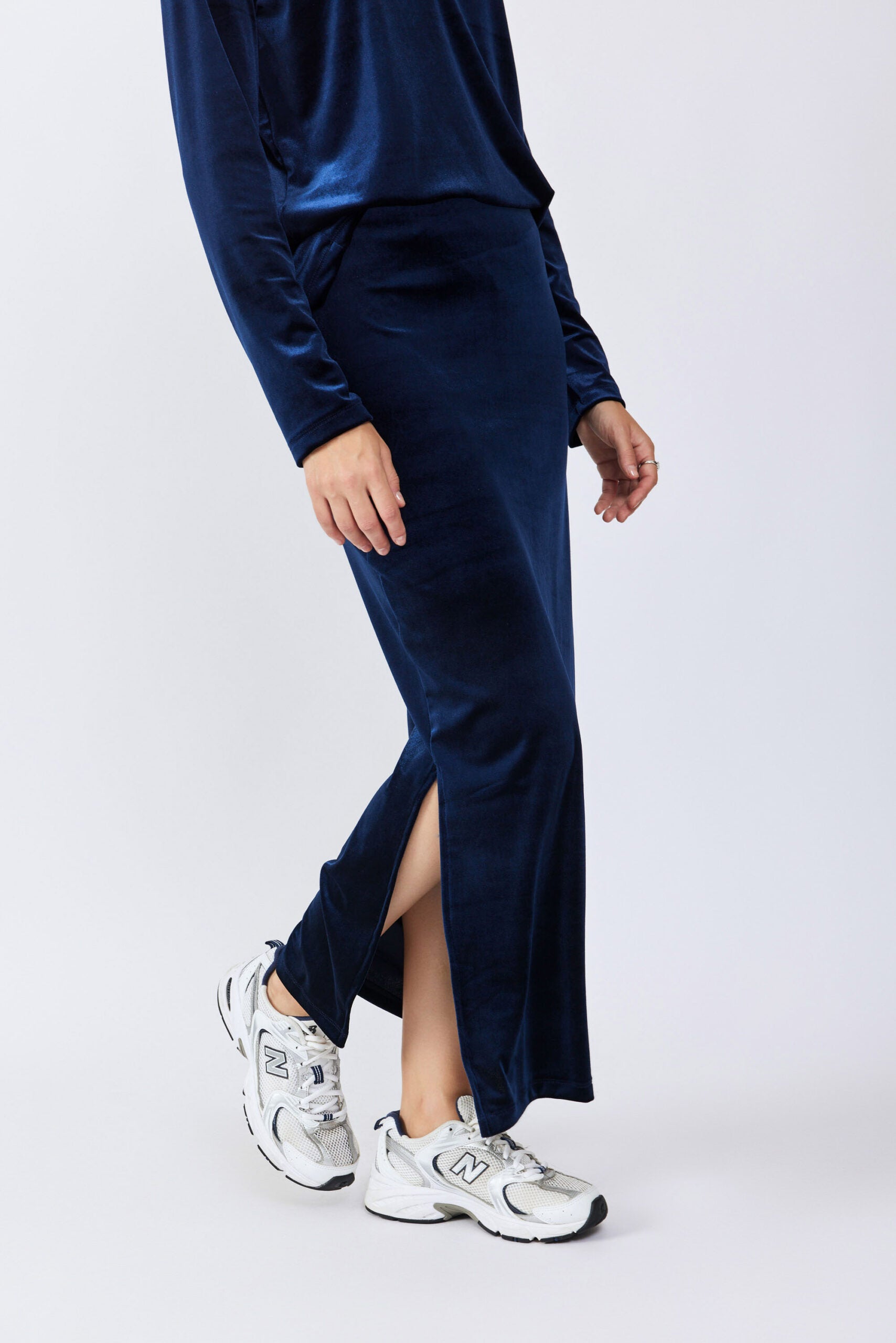 חצאית קטיפה 3/4 + שסע