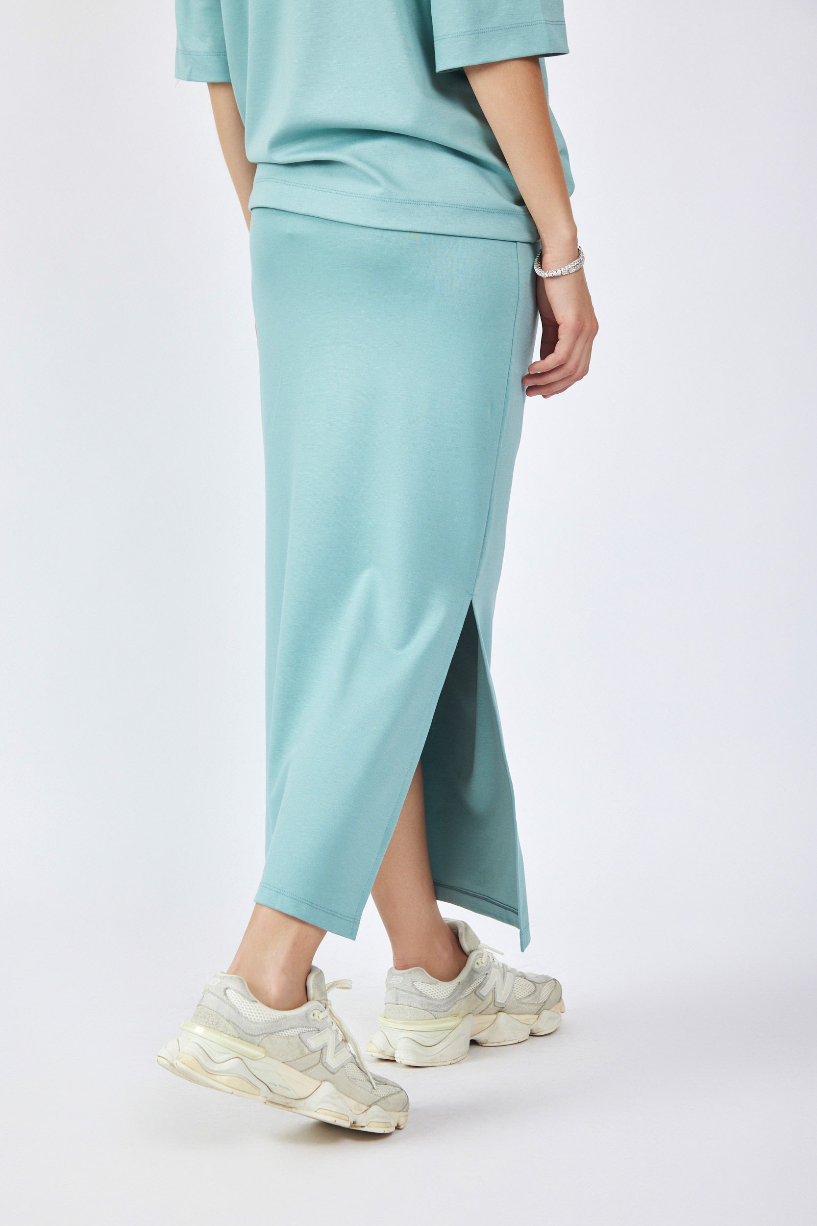 חצאית ג'רסי 3/4+ שסע