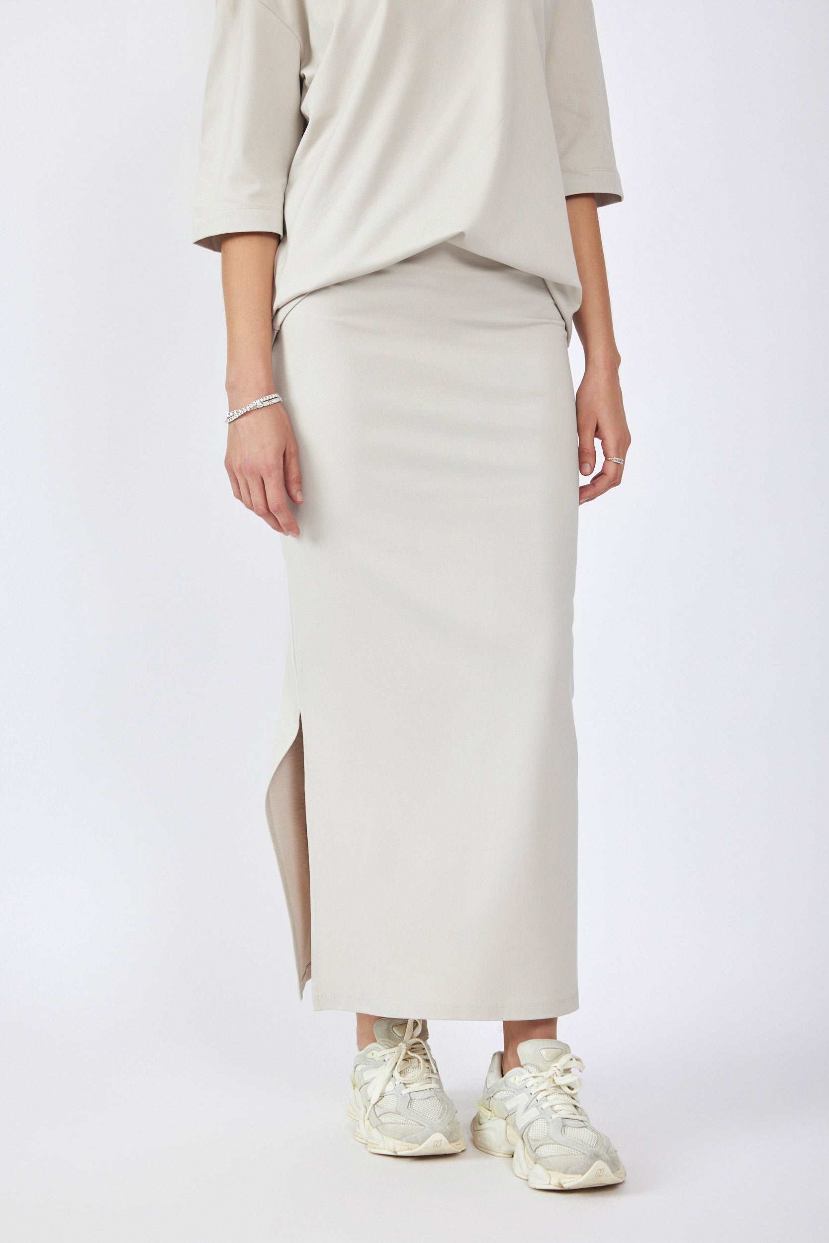 חצאית ג'רסי 3/4+ שסע