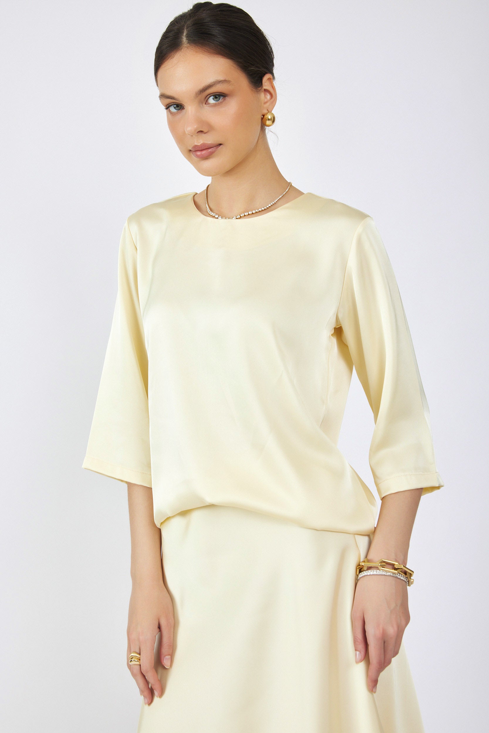 חולצת סאטן ניקי שרוול 3/4