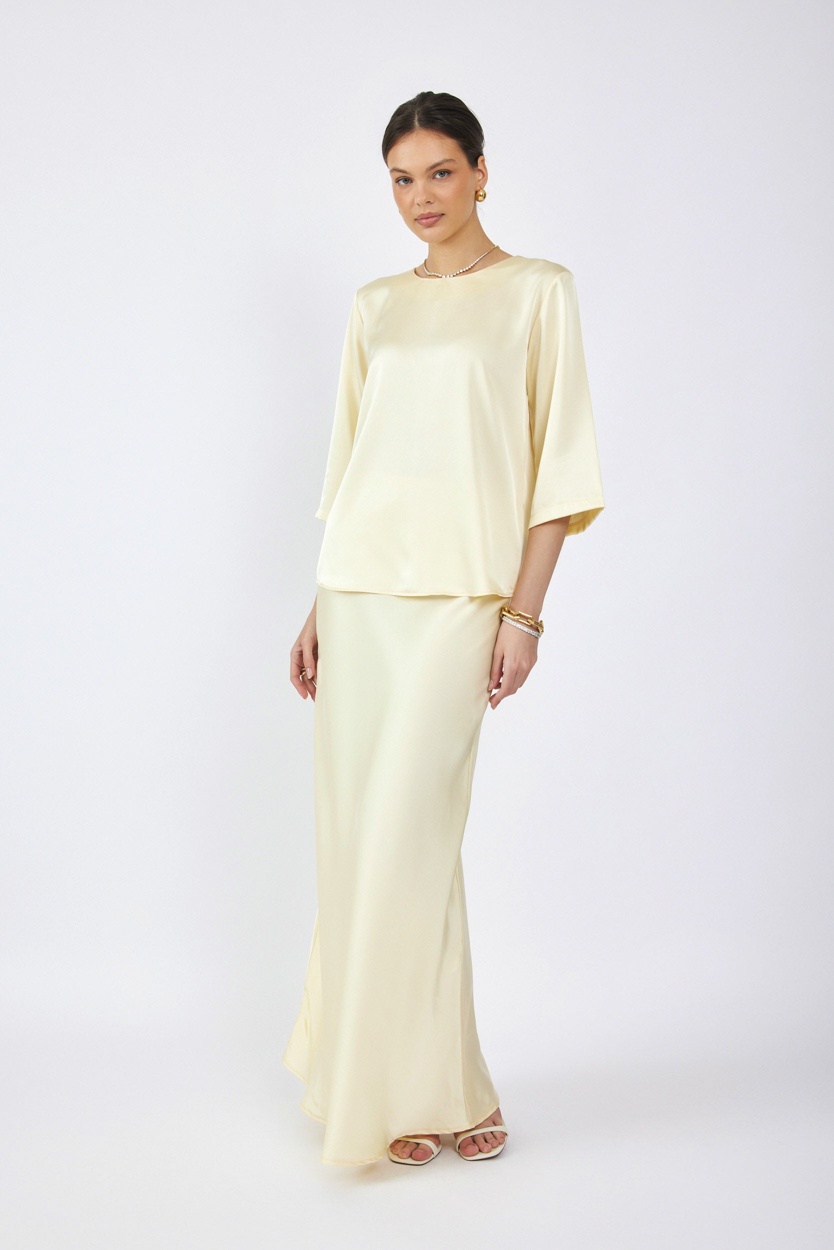 חולצת סאטן ניקי שרוול 3/4