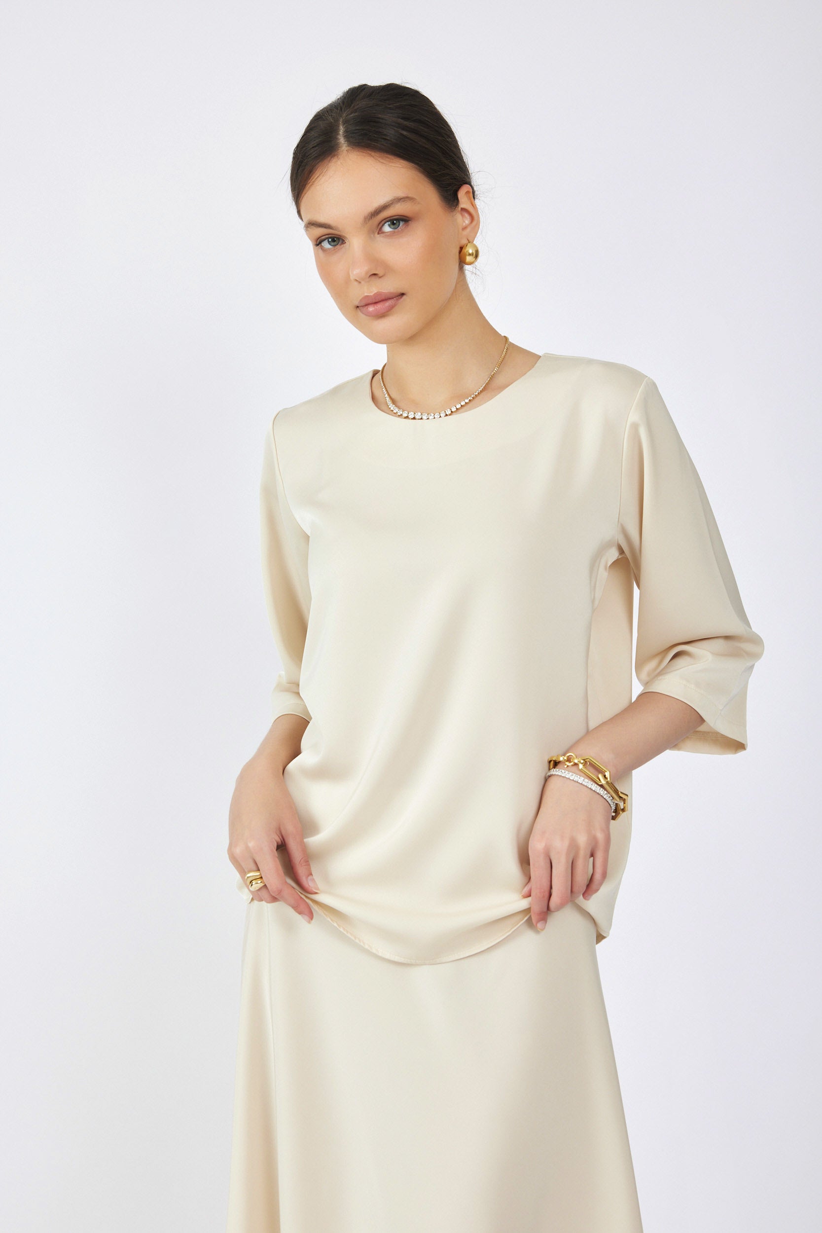 חולצת סאטן ניקי שרוול 3/4