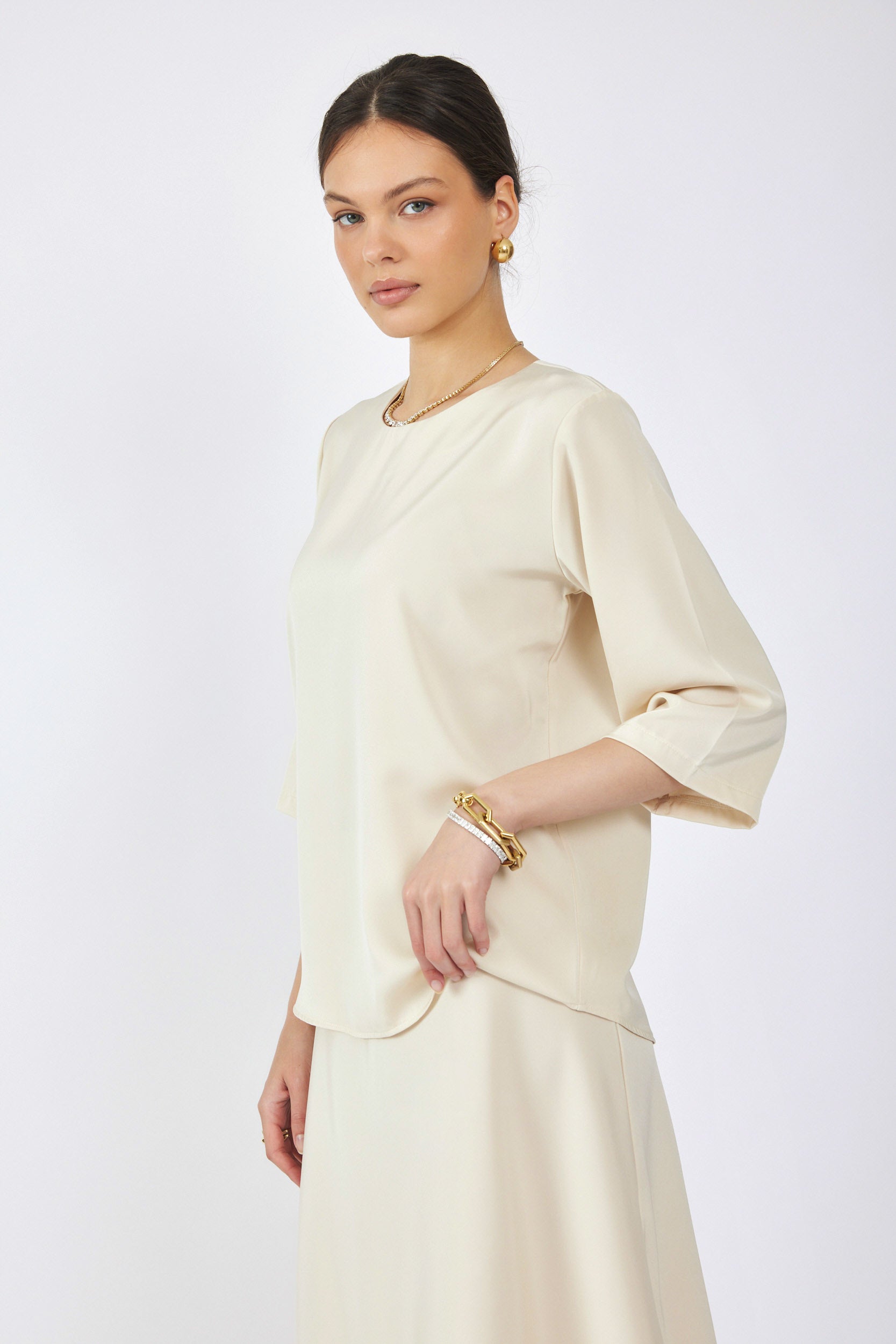 חולצת סאטן ניקי שרוול 3/4