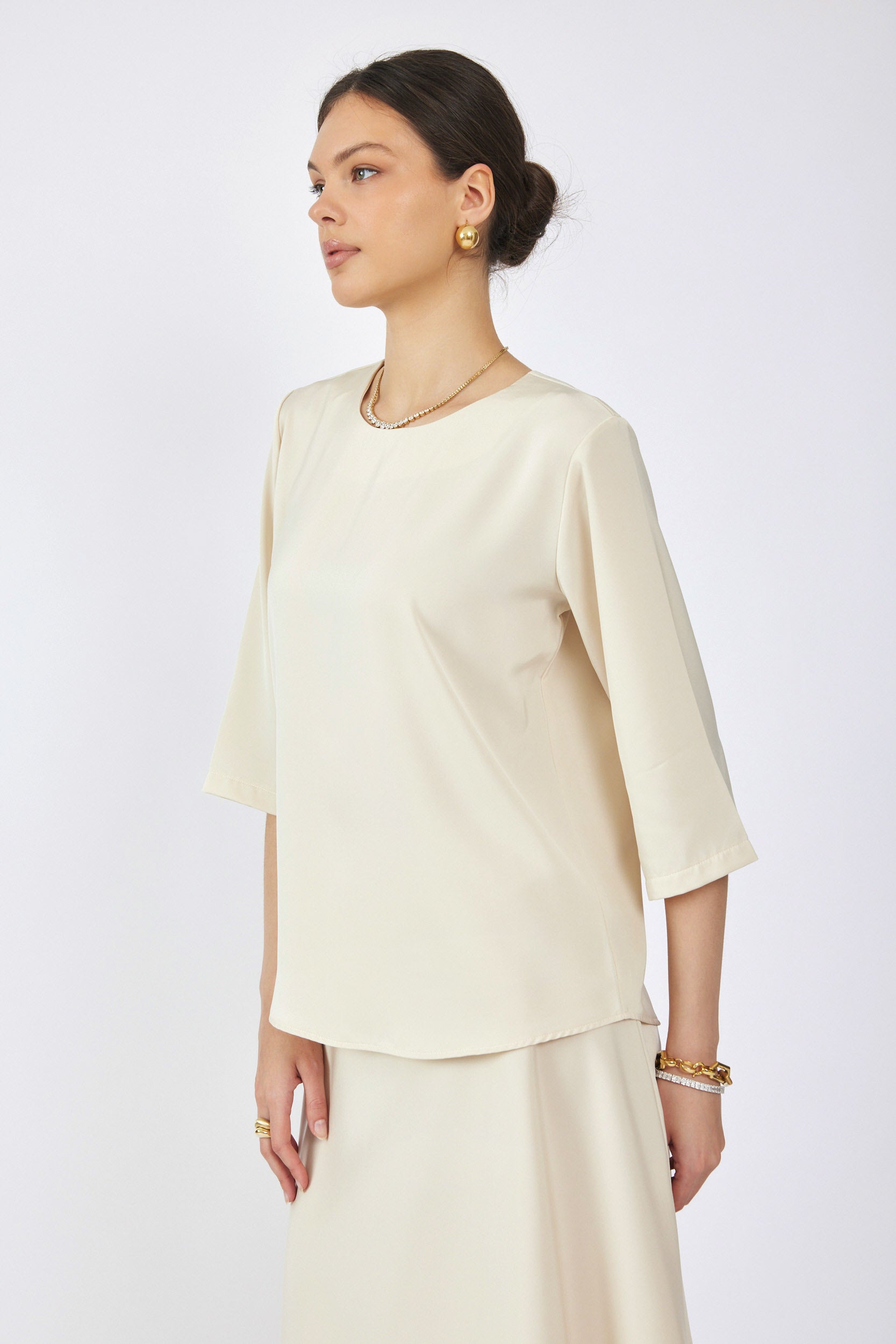 חולצת סאטן ניקי שרוול 3/4