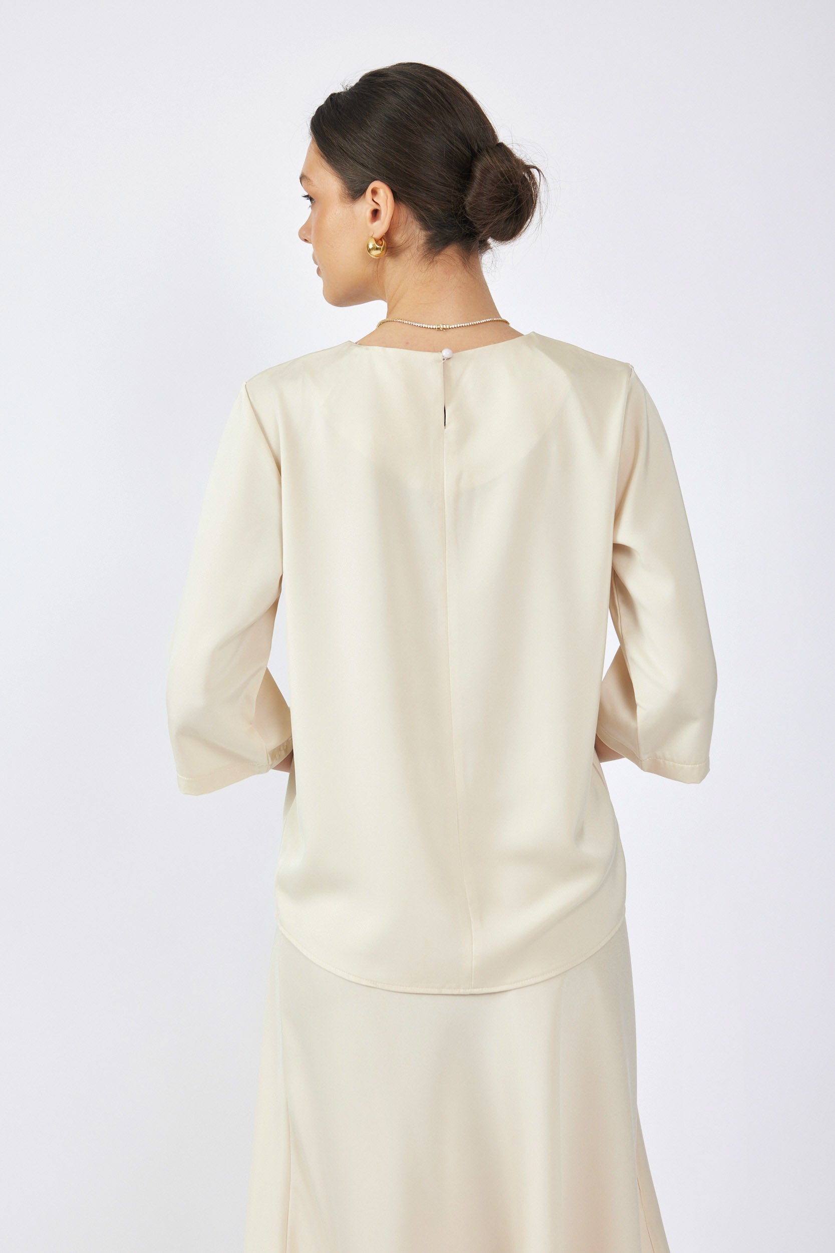 חולצת סאטן ניקי שרוול 3/4