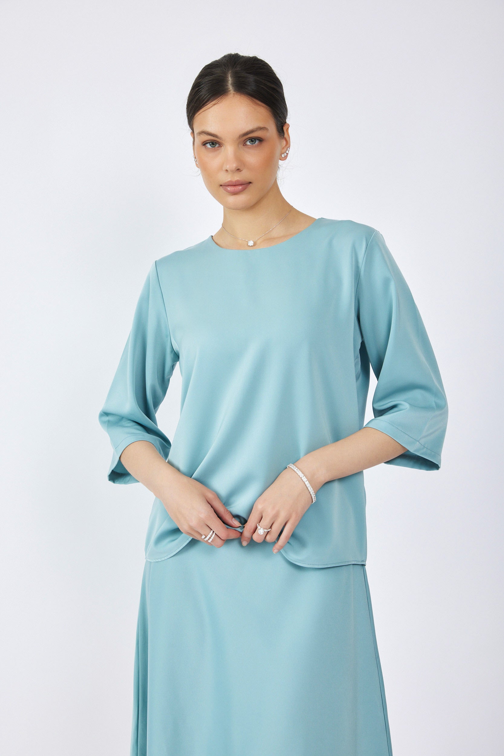 חולצת סאטן ניקי שרוול 3/4