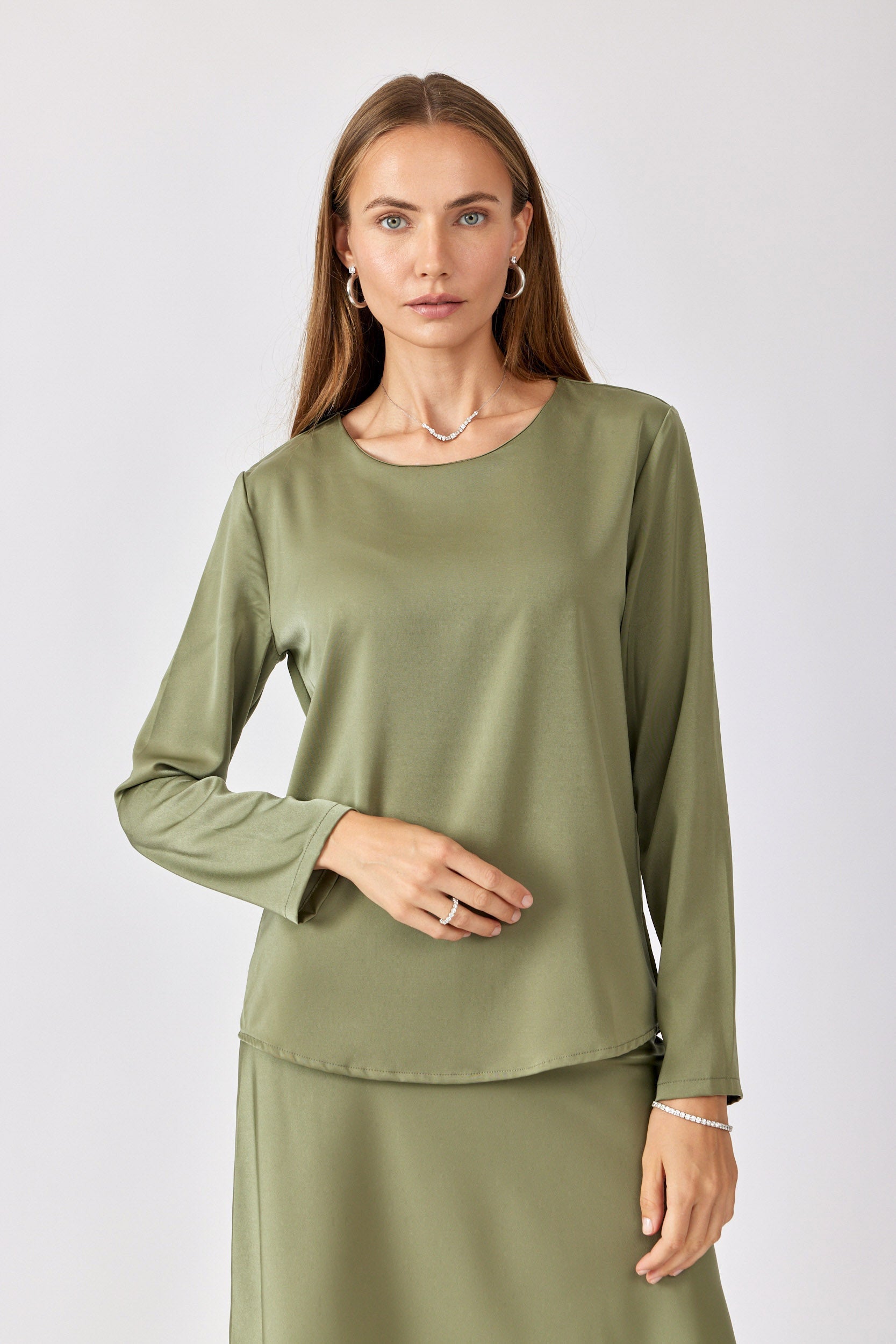 חולצת סאטן ניקי ירוק זית