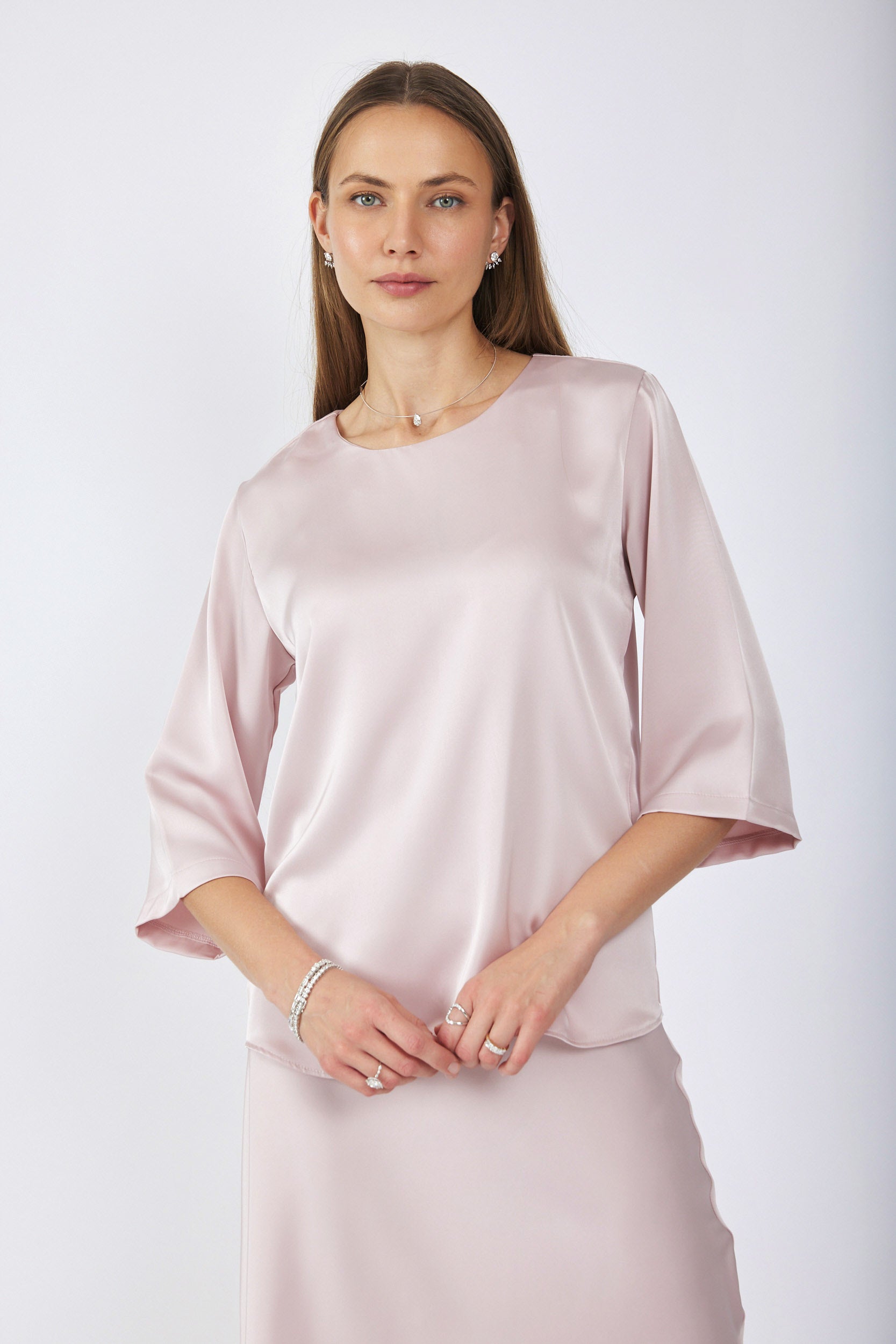 חולצת סאטן ניקי שרוול 3/4