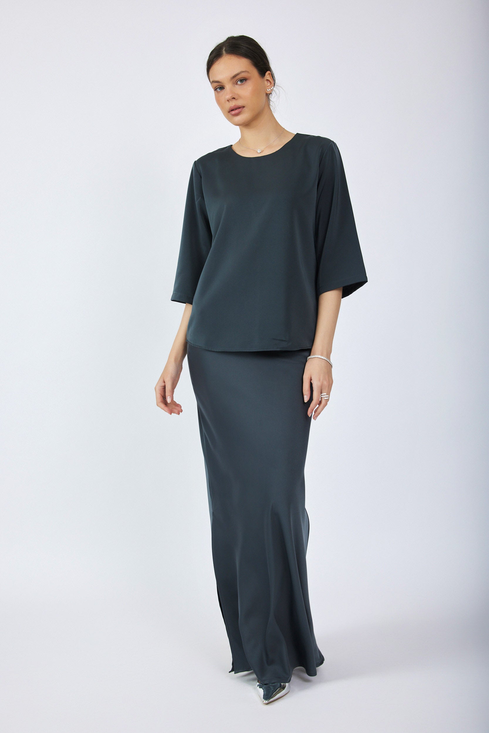 חולצת סאטן ניקי שרוול 3/4