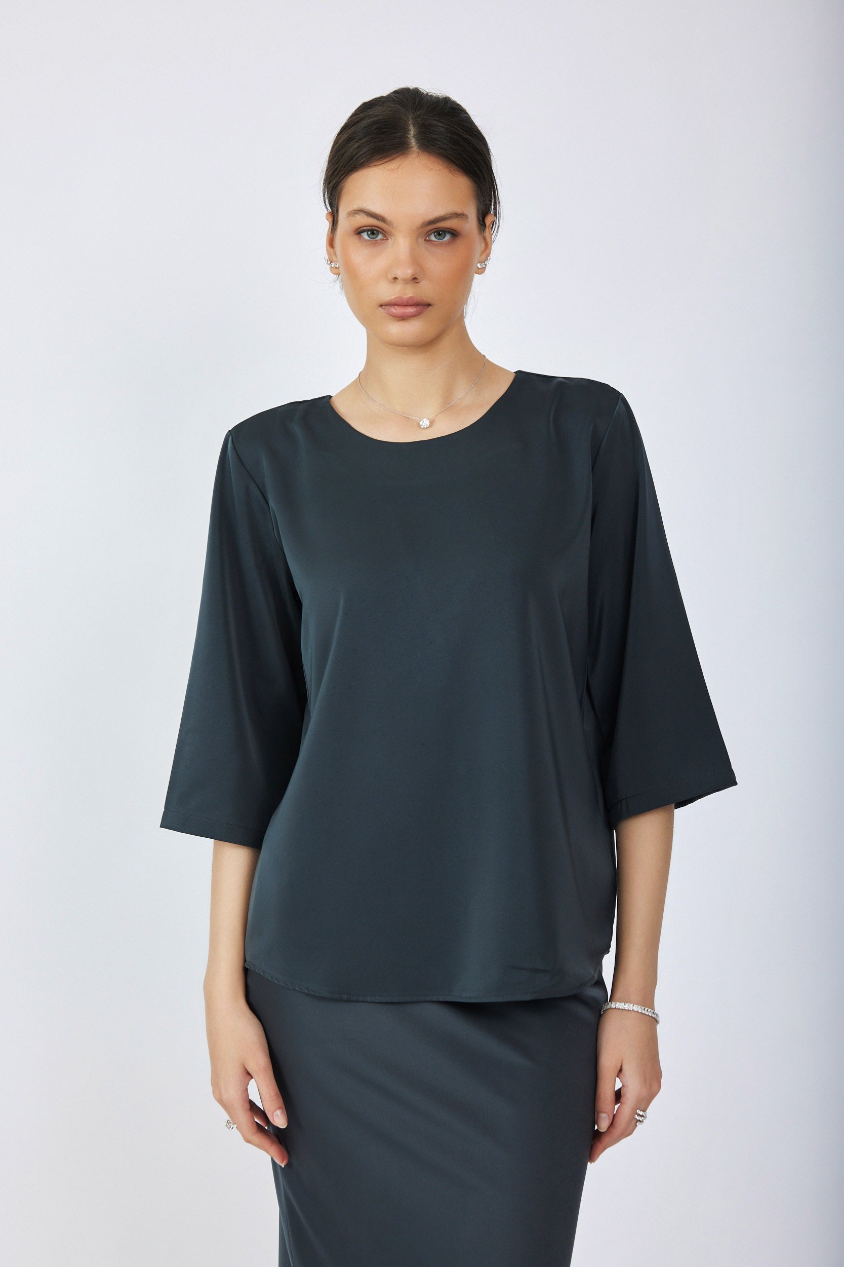 חולצת סאטן ניקי שרוול 3/4