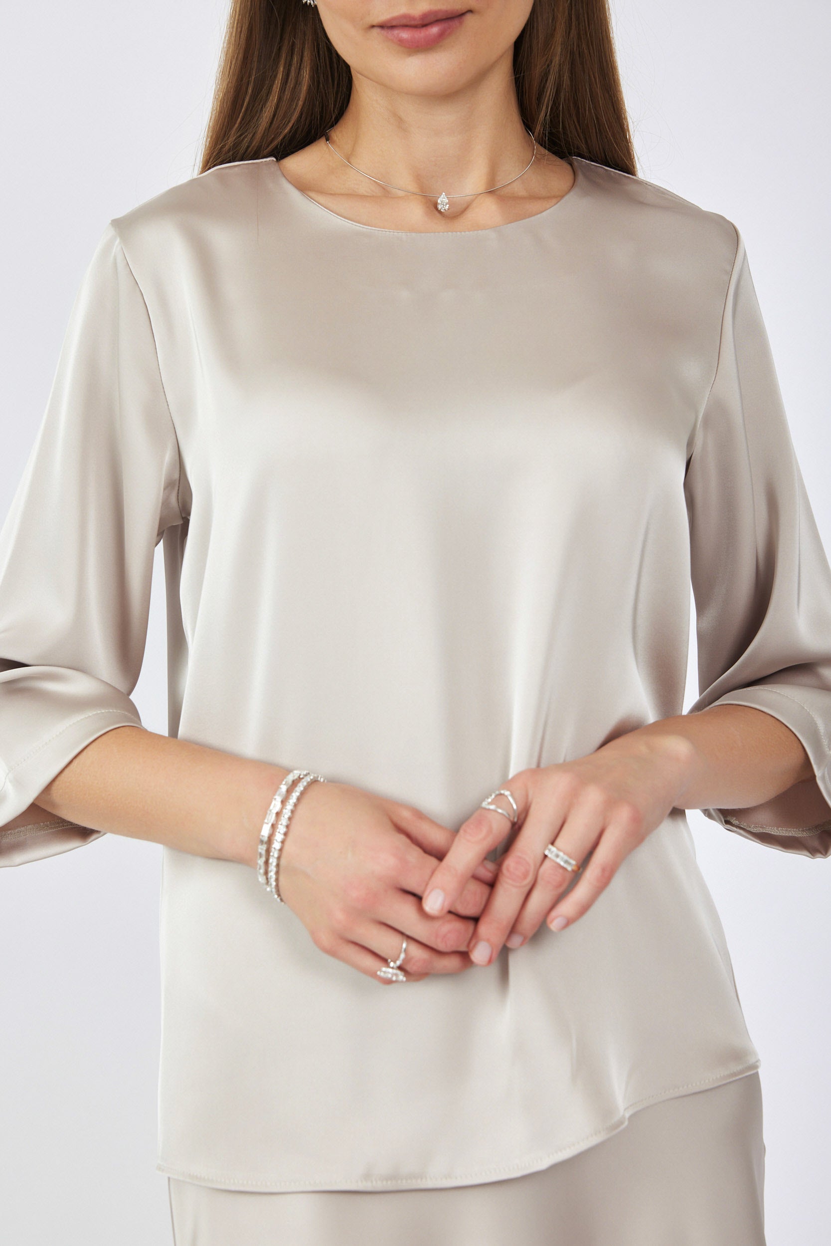 חולצת סאטן ניקי שרוול 3/4