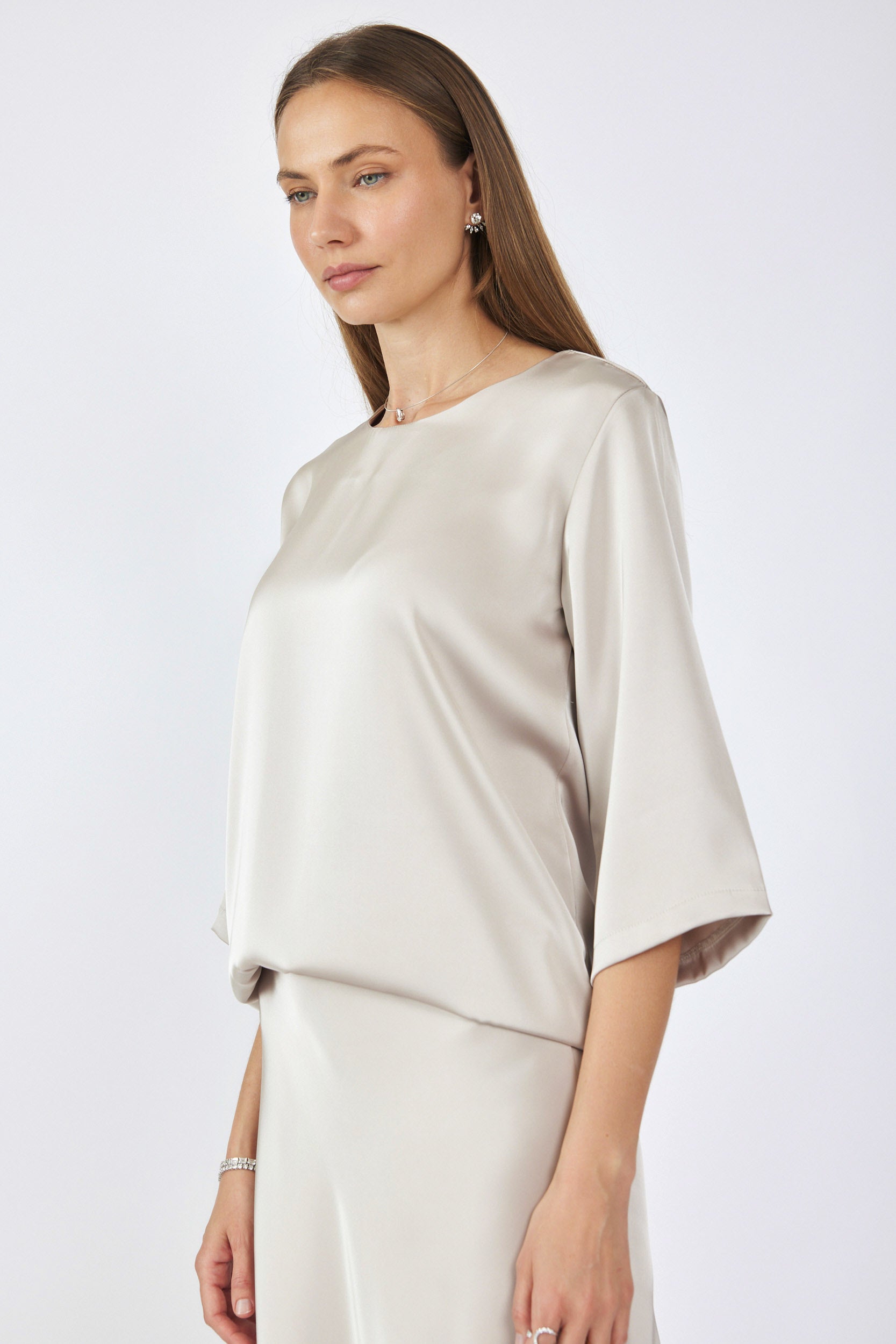 חולצת סאטן ניקי שרוול 3/4