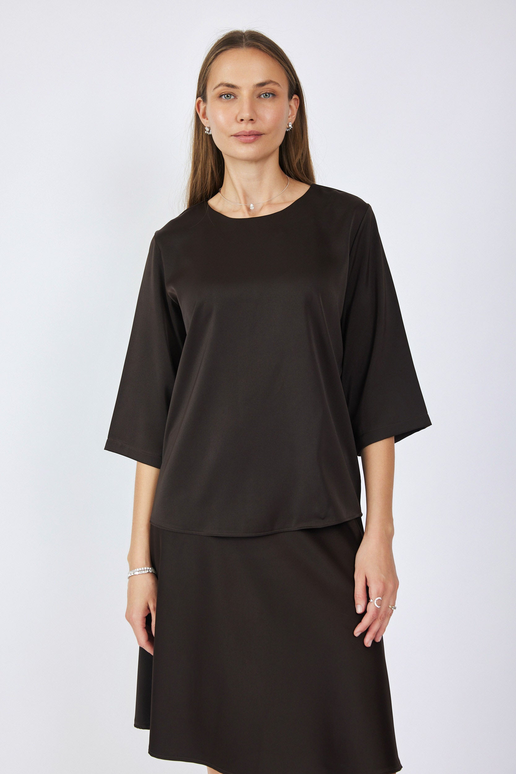 חולצת סאטן ניקי שרוול 3/4