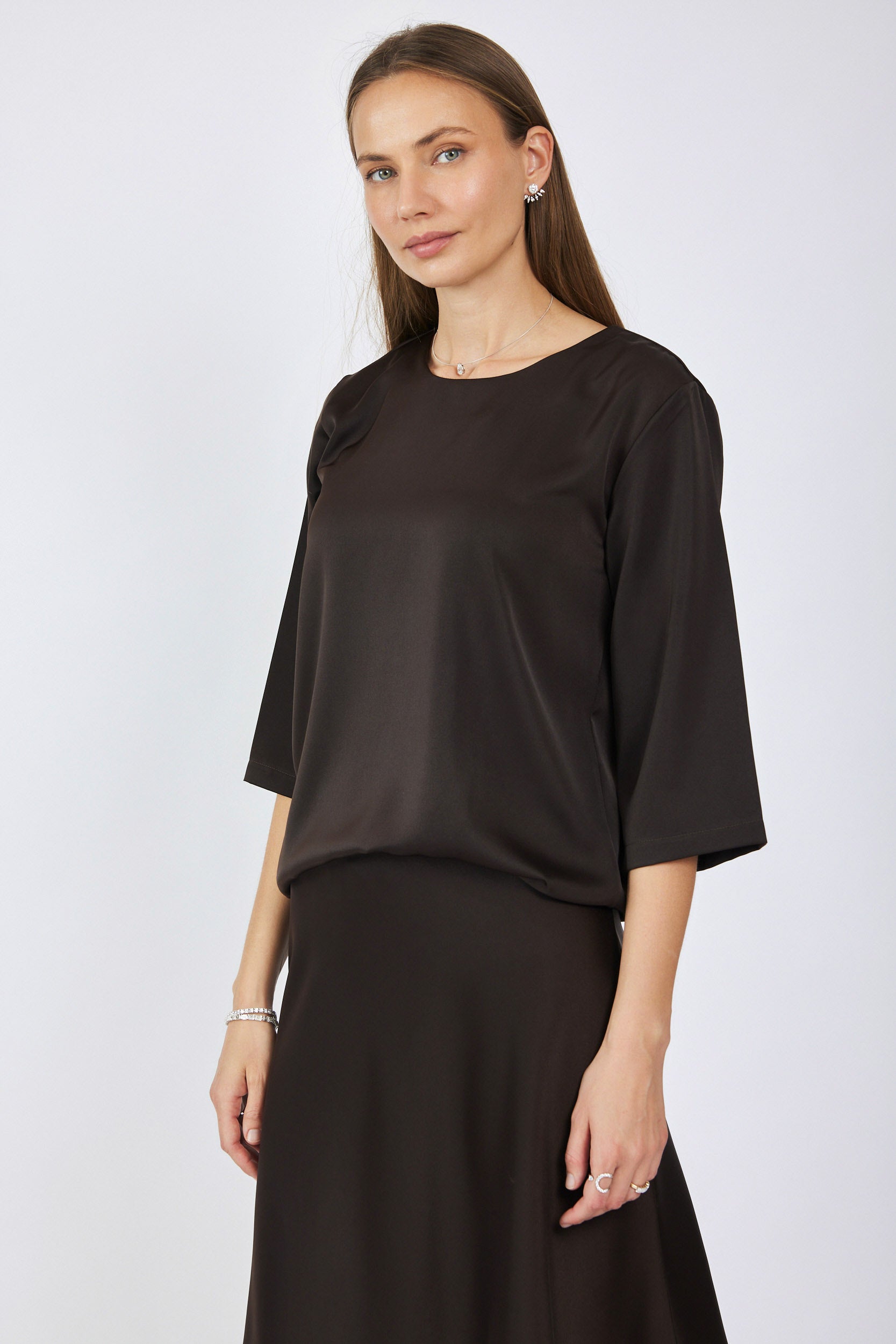 חולצת סאטן ניקי שרוול 3/4