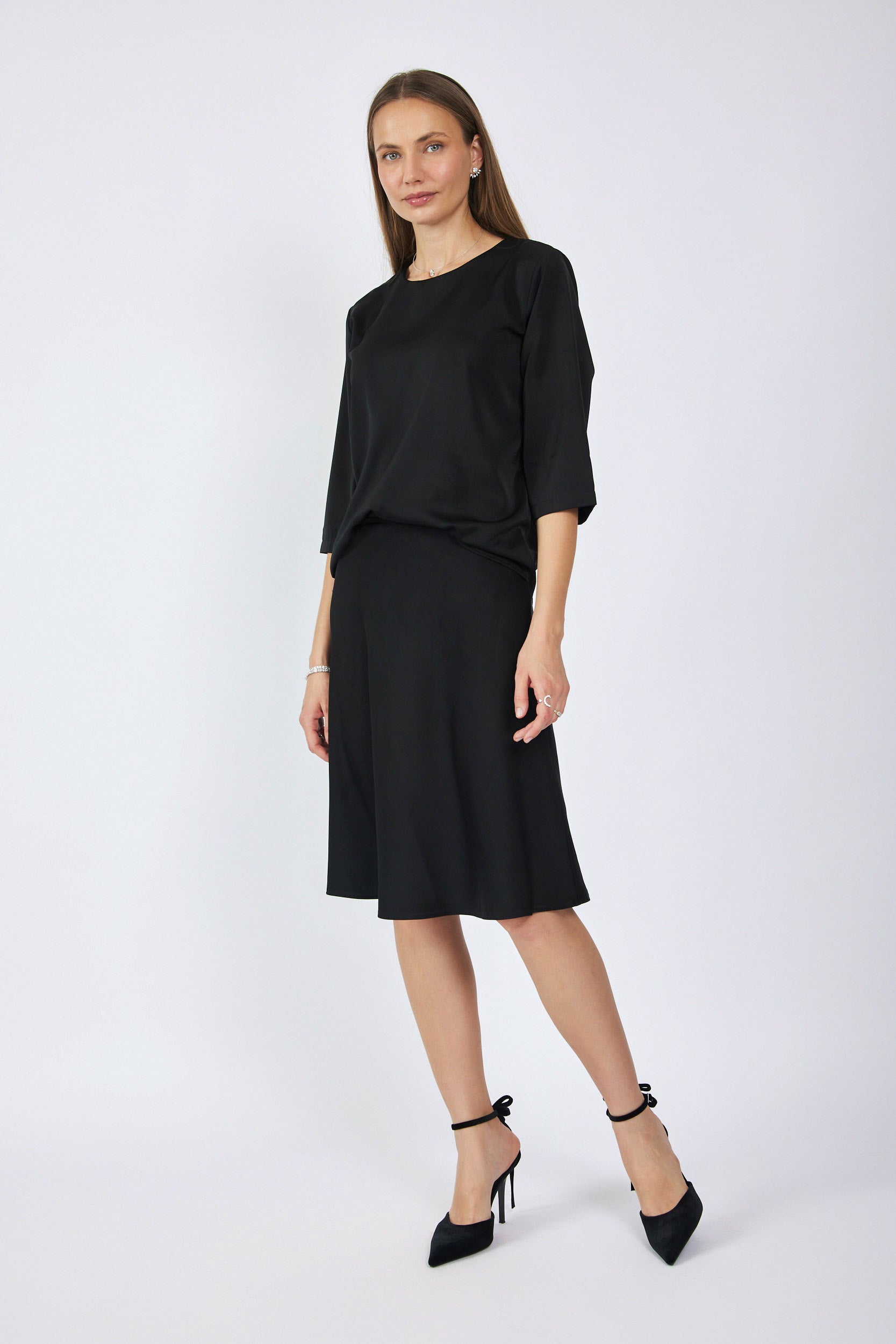 חולצת סאטן ניקי שרוול 3/4