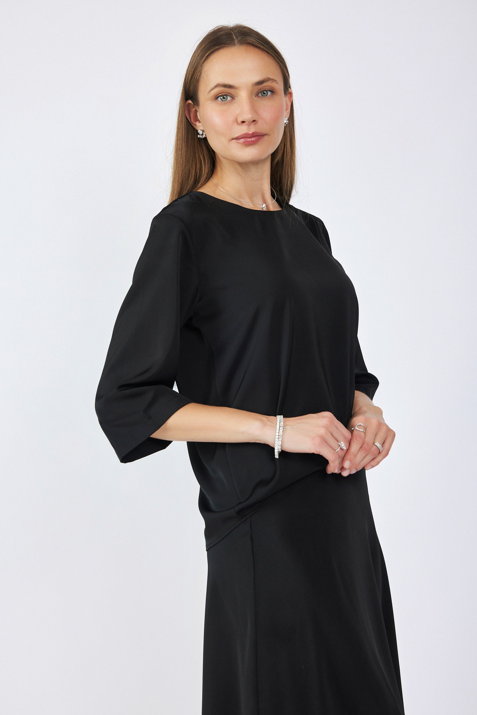 חולצת סאטן ניקי שרוול 3/4