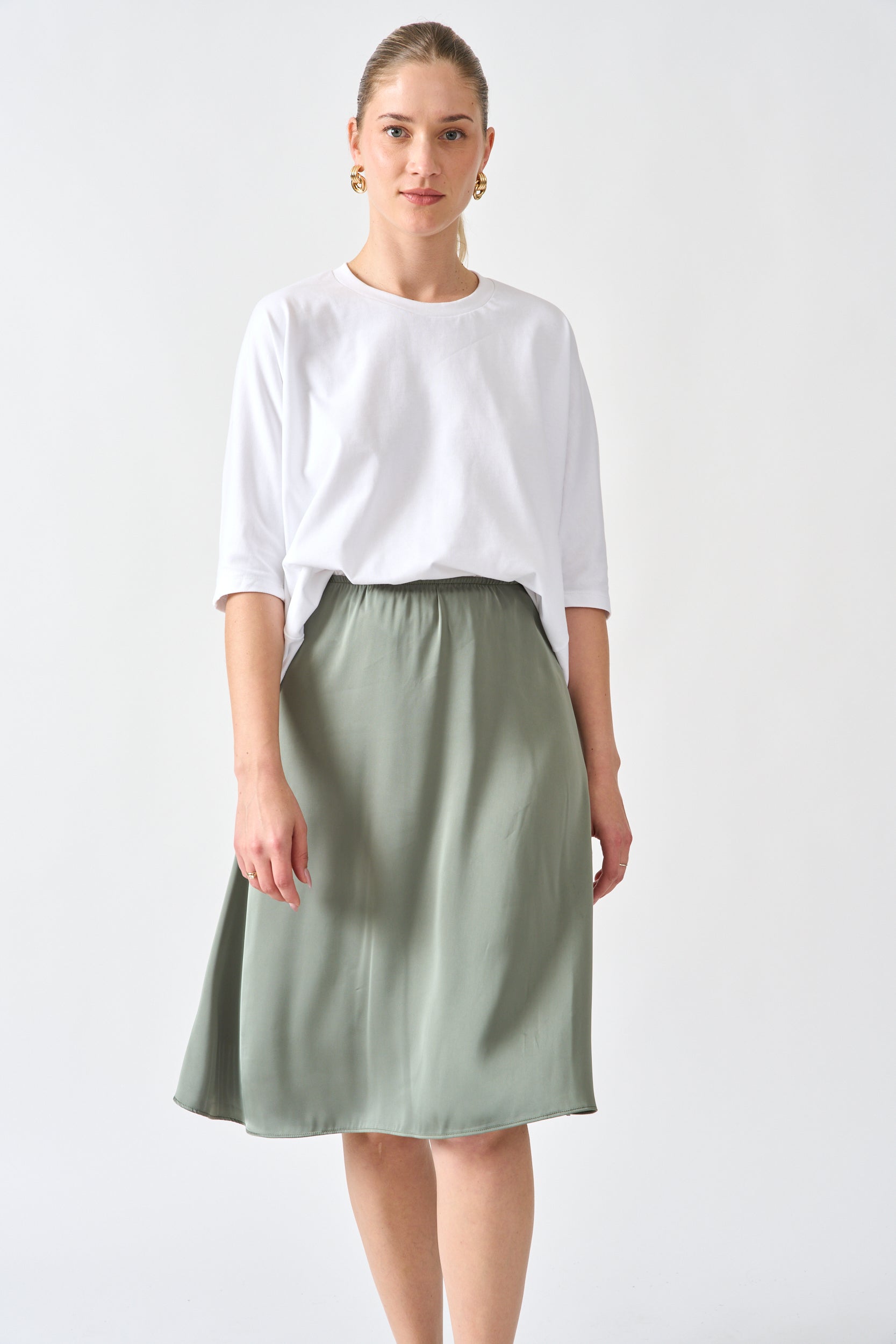 חצאית סאטן צבע זית