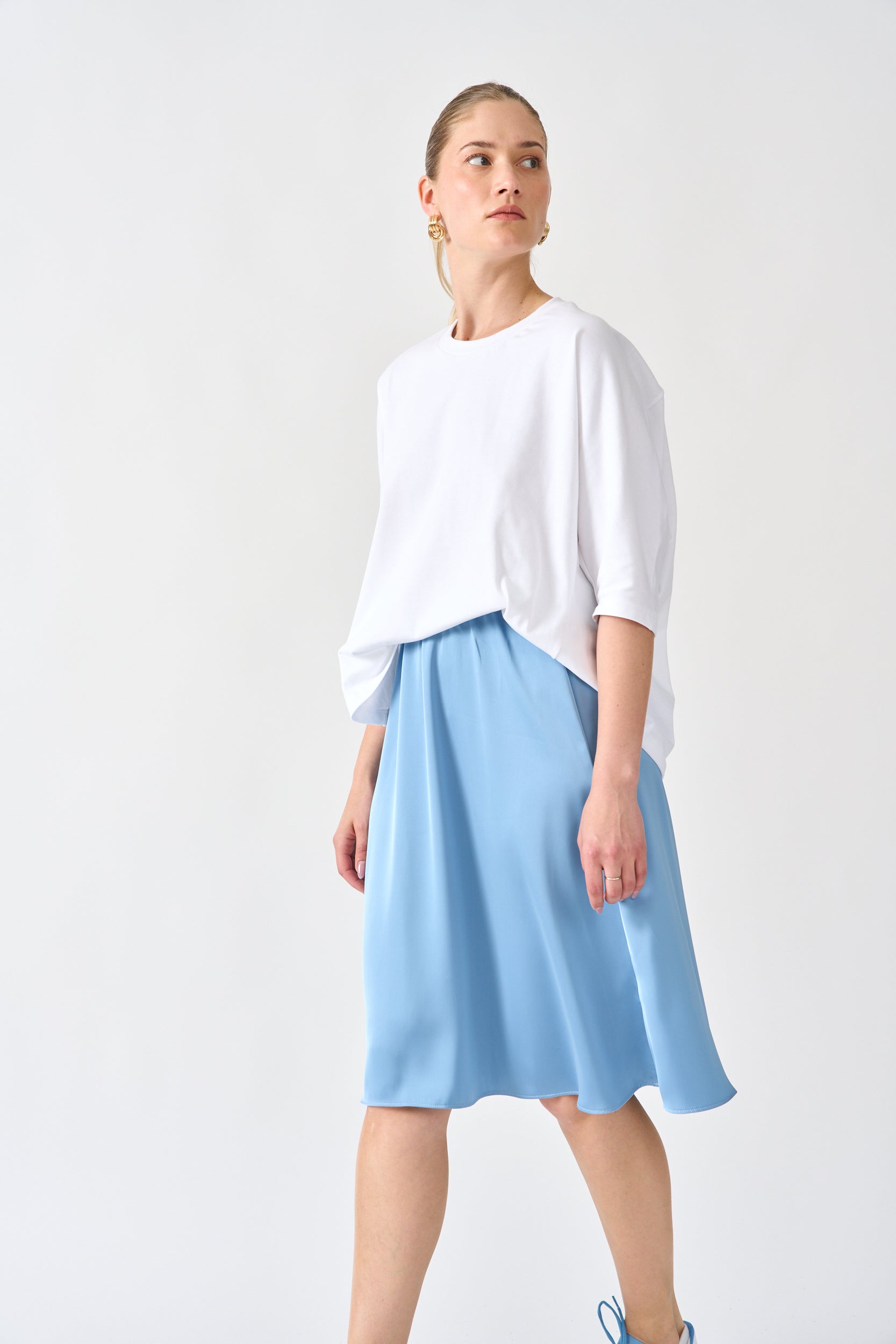 חצאית סאטן צבע תכלת