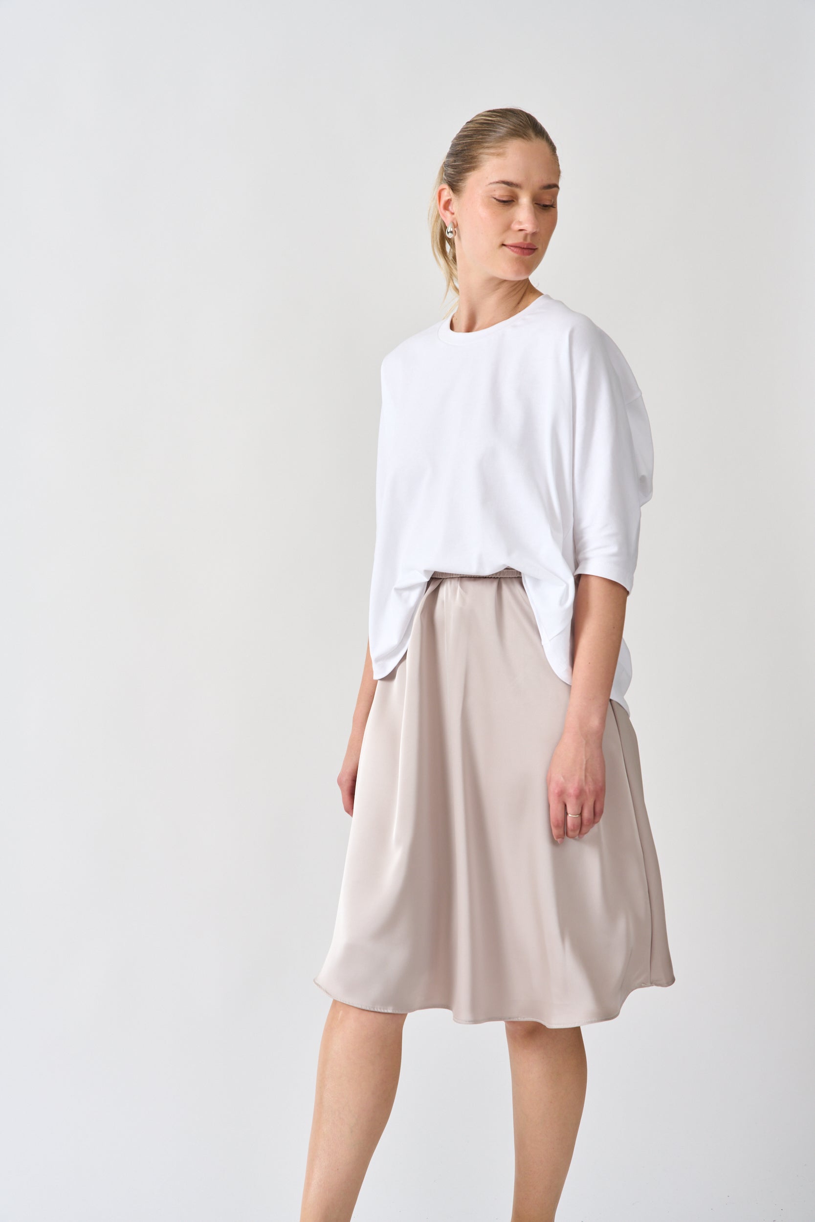 חצאית סאטן צבע אפור אבן