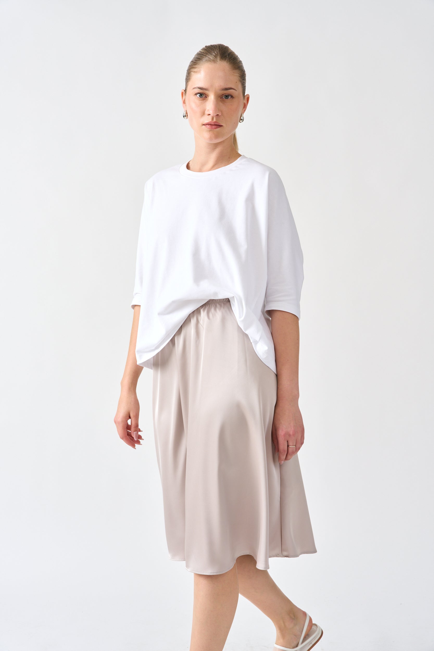 חצאית סאטן צבע אפור אבן