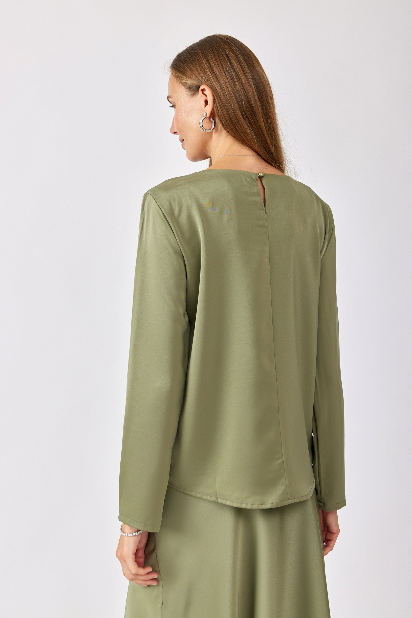 חולצת סאטן ניקי ירוק זית