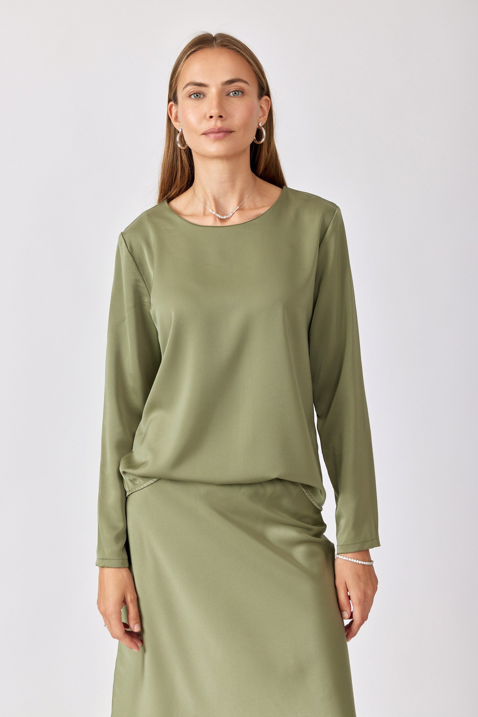 חולצת סאטן ניקי ירוק זית