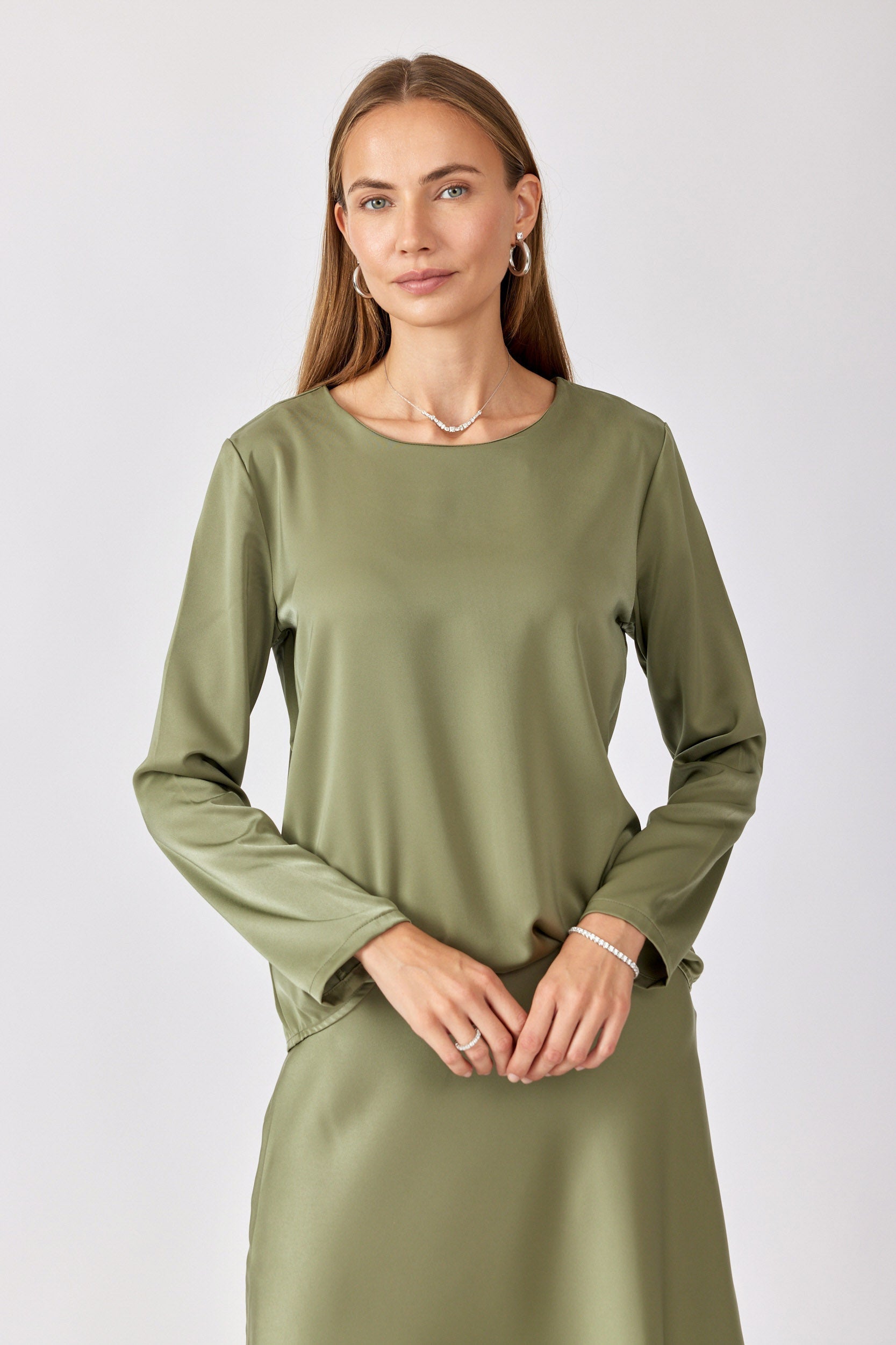 חולצת סאטן ניקי ירוק זית