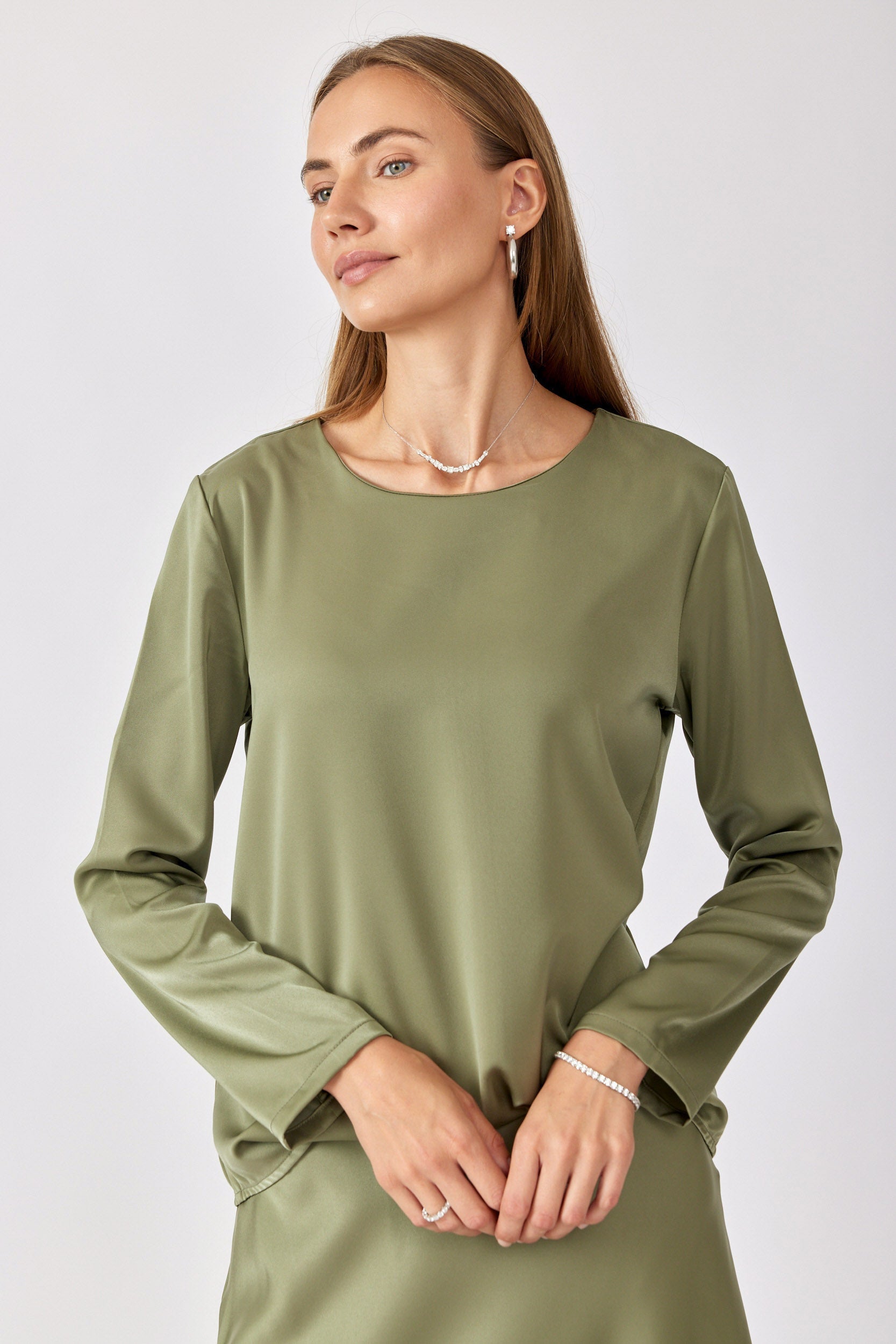 חולצת סאטן ניקי ירוק זית