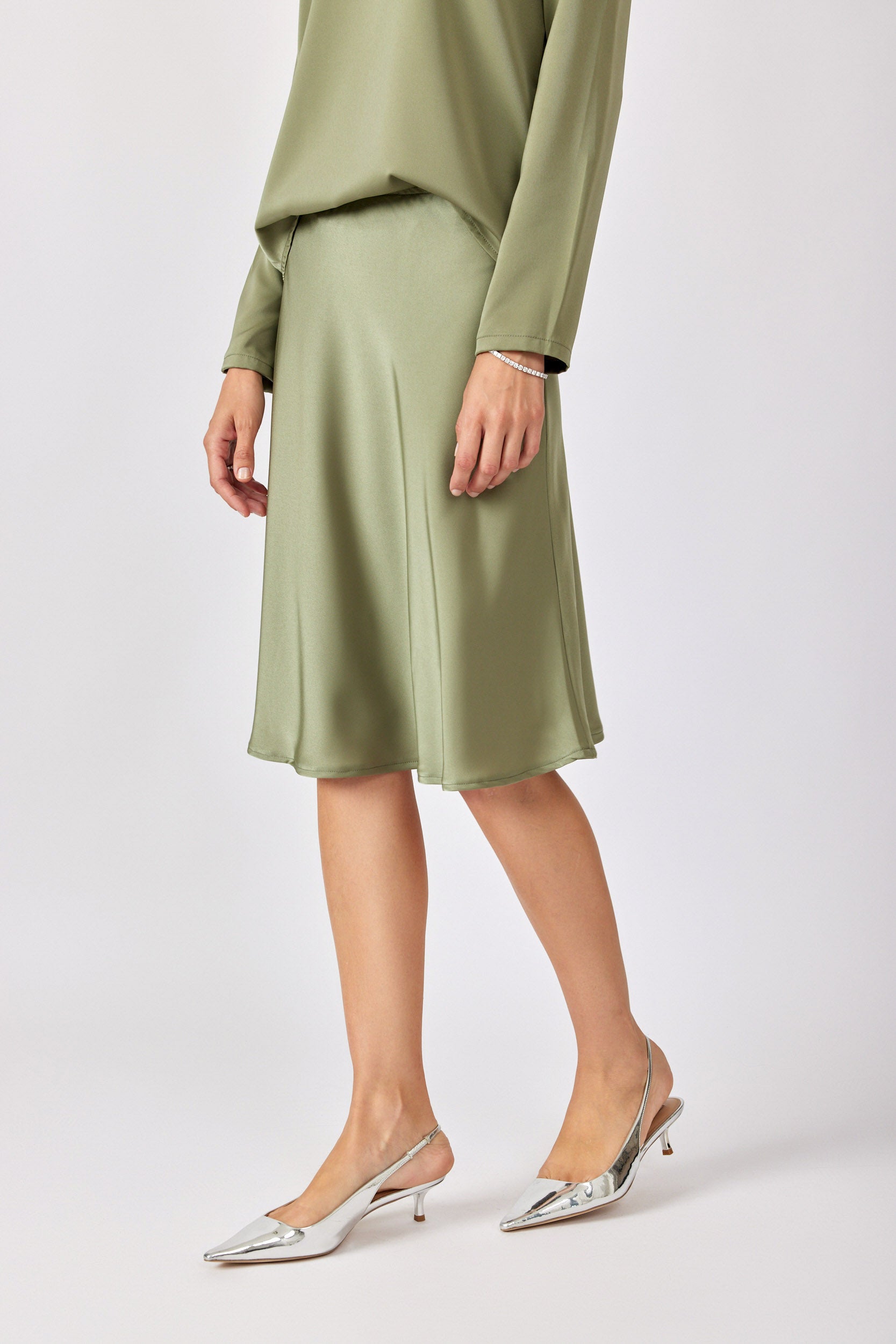 חצאית סאטן קצרה ירוק זית