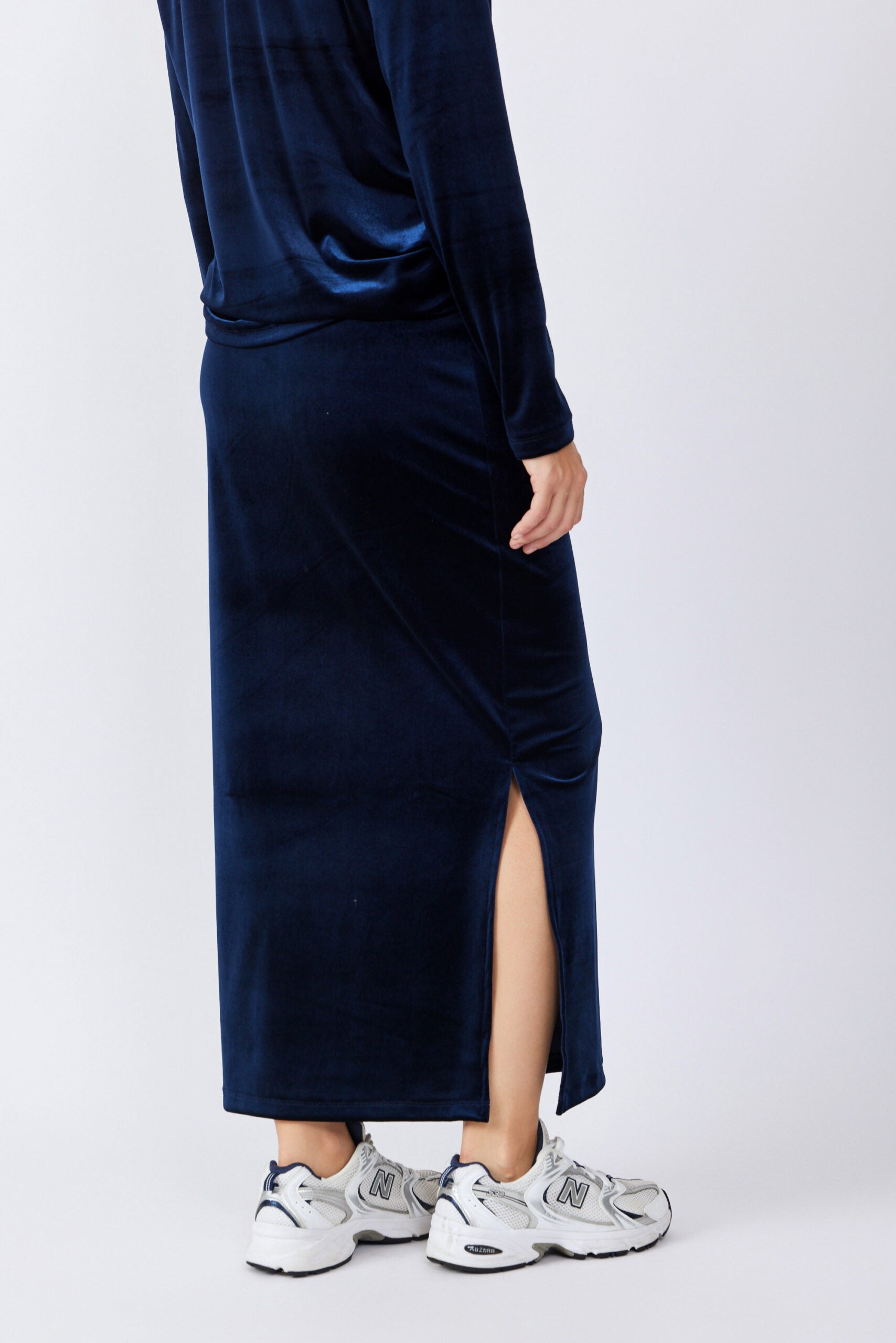 חצאית קטיפה 3/4 + שסע