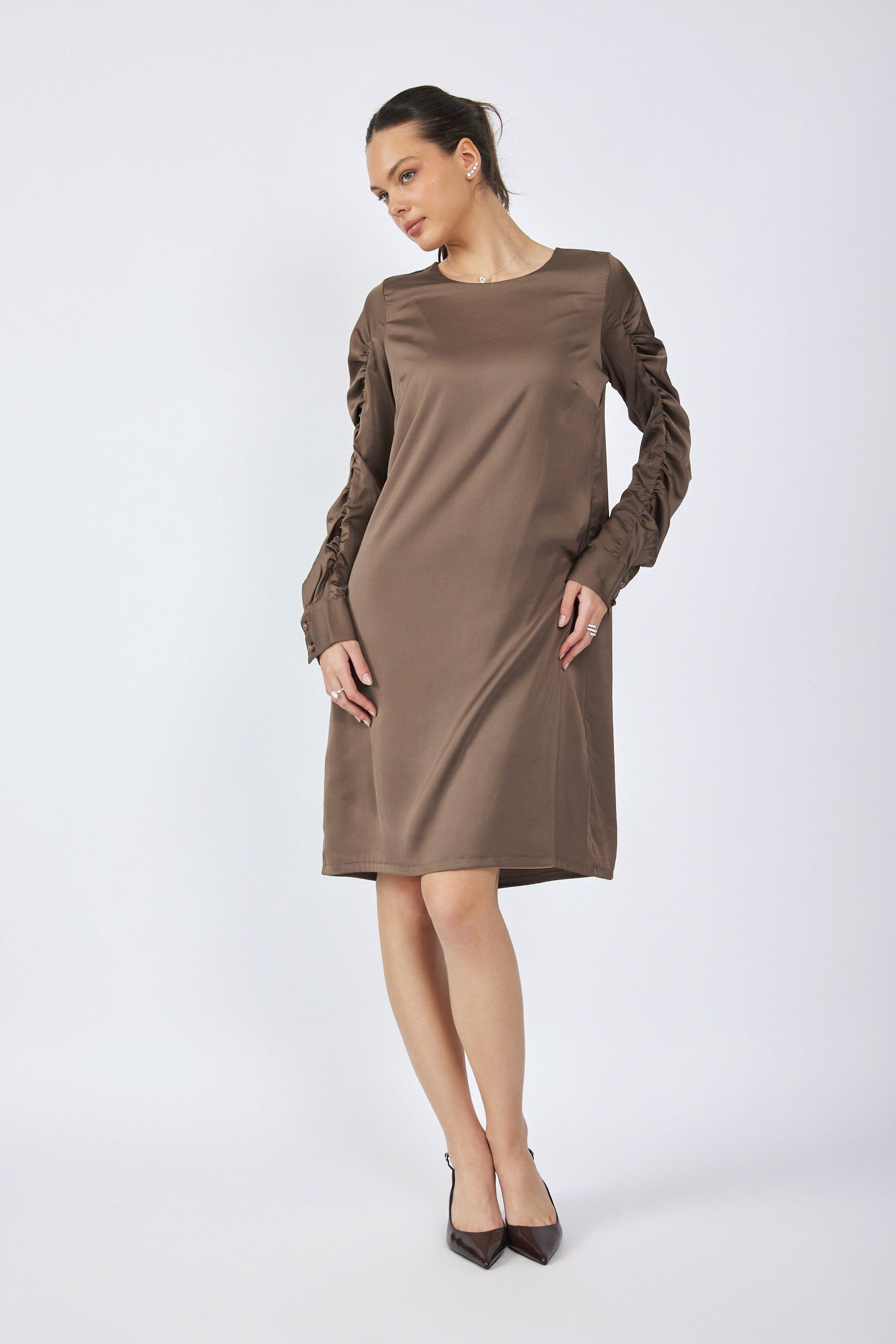 שמלת סאטן דמוי משי- שרוול כיווצים