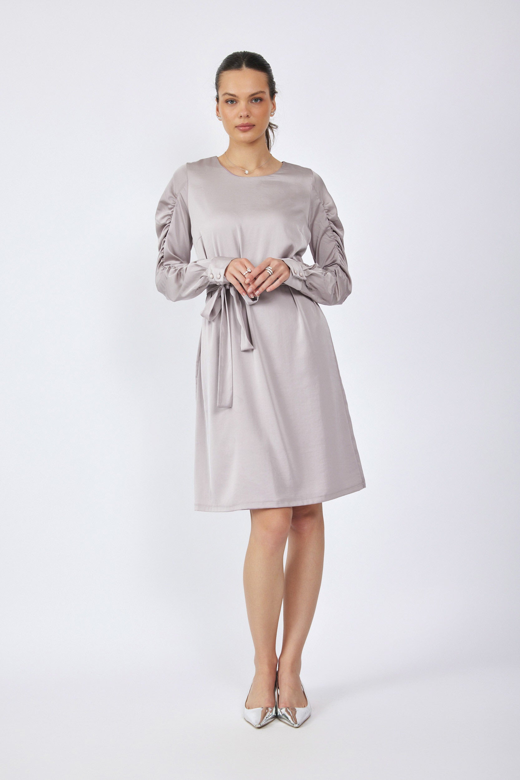 שמלת סאטן דמוי משי- שרוול כיווצים