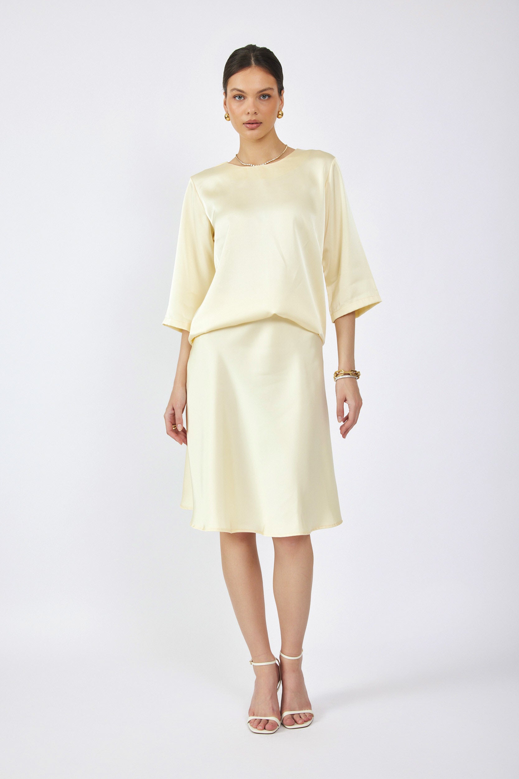 חולצת סאטן ניקי שרוול 3/4