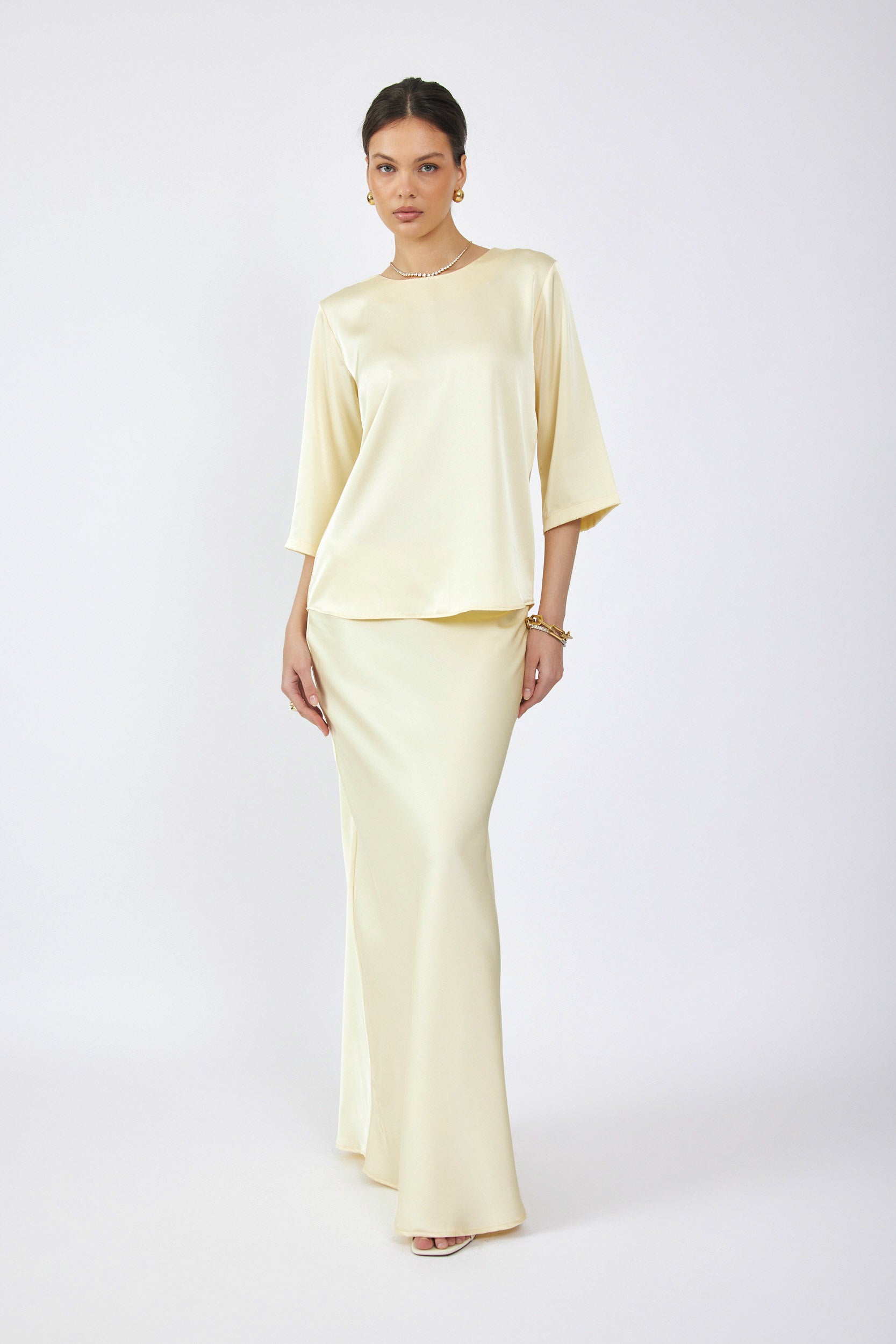 חולצת סאטן ניקי שרוול 3/4