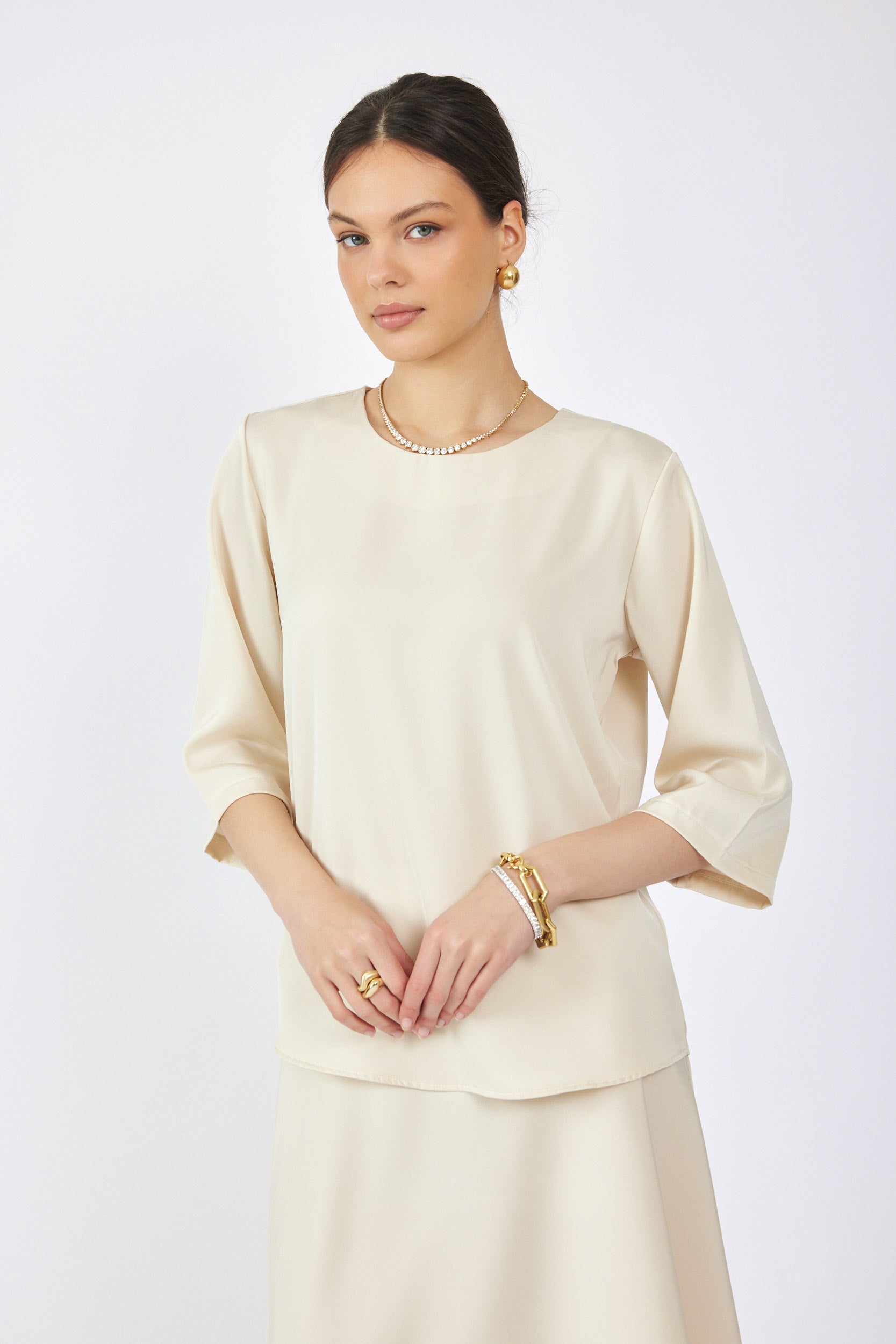 חולצת סאטן ניקי שרוול 3/4